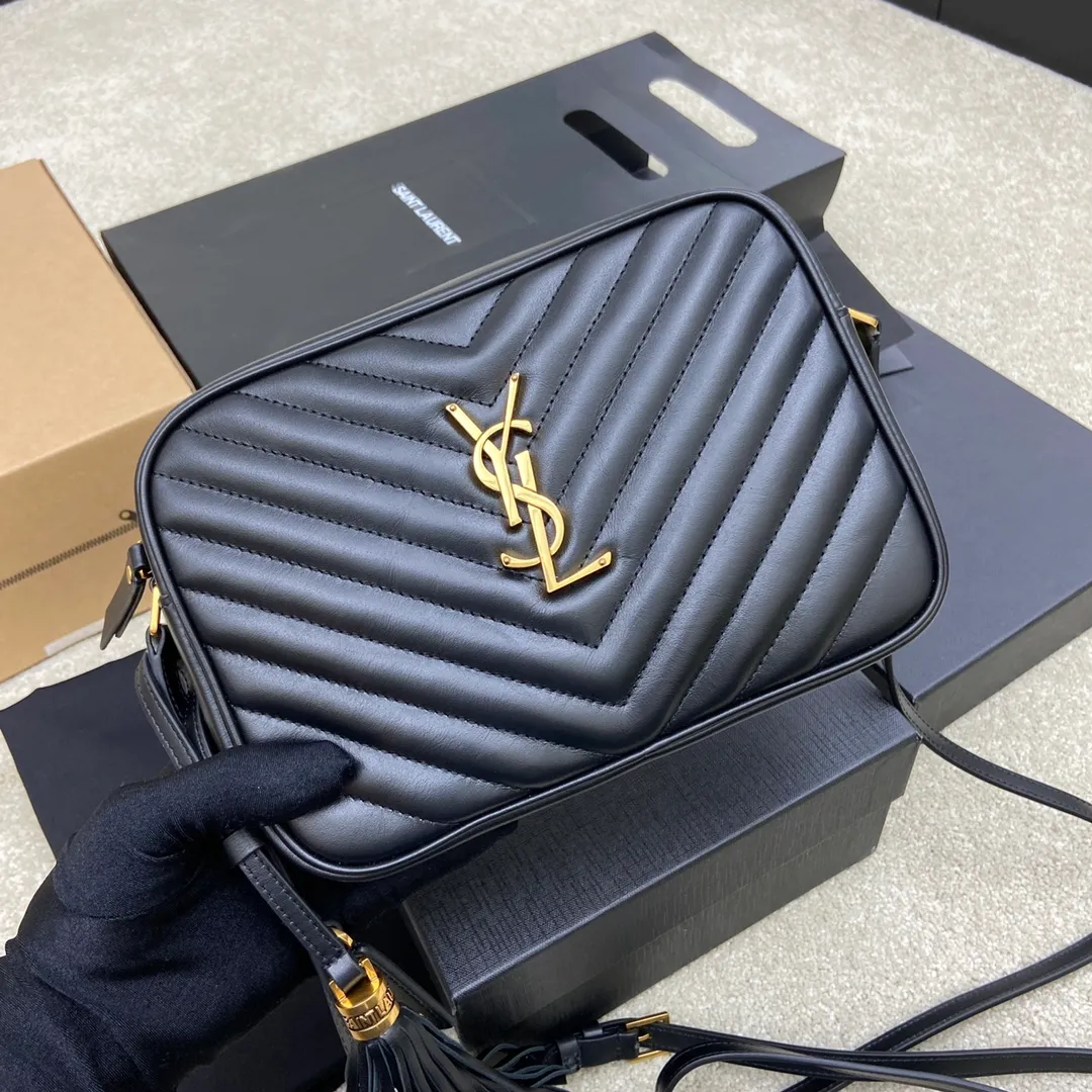 Black plain leather/antique gold 🌈The popular Y family LOU BAG camera bag is super lightweight and has an amazing capacity👍original ZP leather‼ ️Delicate and high-end, the leather feels super good👍The simple bag body is embellished with Y’s classic logo, the shoulder straps can be adjusted, and the tassel pendant can be removed, making it lightweight and versatile! 20210680 Model: 505730 [original leather] Size: 23*16*6cm