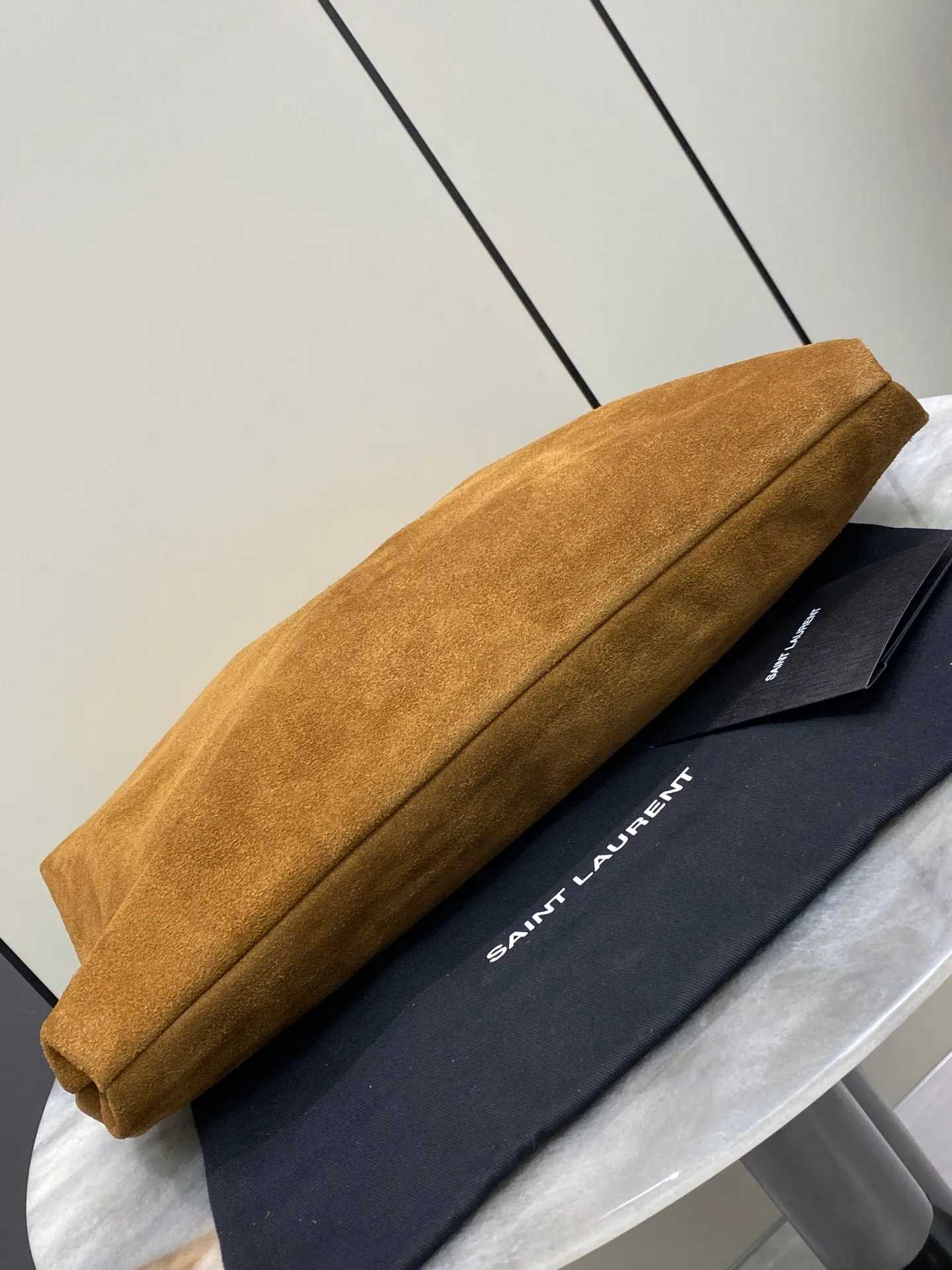 💰1900 matte brown/gold 🌈Ysl new shopping bag, caramel suede bag! Paired with a woven LE CASSANDRE jewelry chain wrapped in leather, it adds a sense of mystery. Super fashionable and generous, straightforward and casual, good news for those who like lightweight shopping bags. The rough touch + retro color scheme brings a timeless charm! 20250950 Model: 834750 [original leather] Size: 42x50x1cm [this size does not come with packaging]