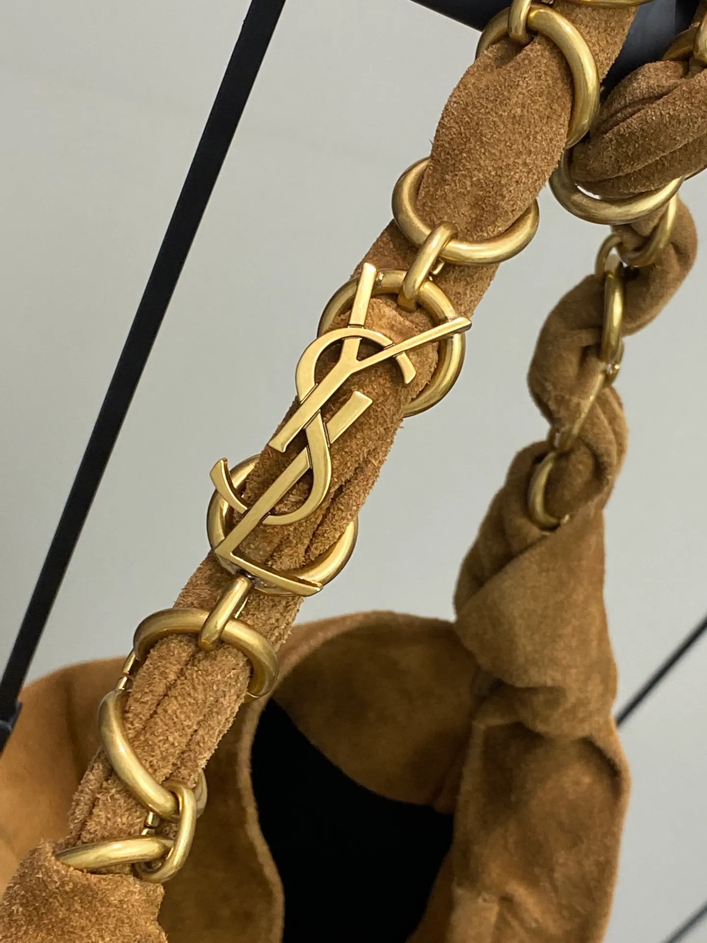 💰1900 matte brown/gold 🌈Ysl new shopping bag, caramel suede bag! Paired with a woven LE CASSANDRE jewelry chain wrapped in leather, it adds a sense of mystery. Super fashionable and generous, straightforward and casual, good news for those who like lightweight shopping bags. The rough touch + retro color scheme brings a timeless charm! 20250950 Model: 834750 [original leather] Size: 42x50x1cm [this size does not come with packaging]