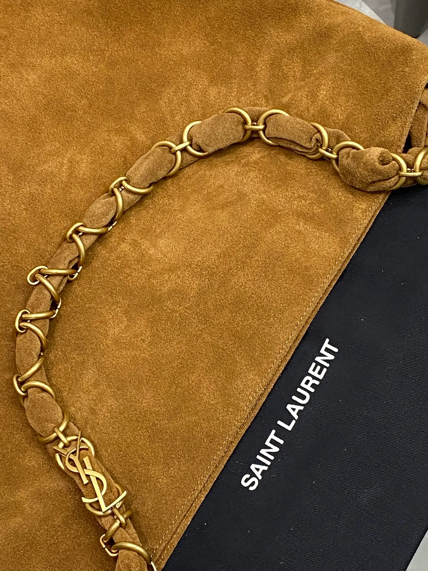 💰1900 matte brown/gold 🌈Ysl new shopping bag, caramel suede bag! Paired with a woven LE CASSANDRE jewelry chain wrapped in leather, it adds a sense of mystery. Super fashionable and generous, straightforward and casual, good news for those who like lightweight shopping bags. The rough touch + retro color scheme brings a timeless charm! 20250950 Model: 834750 [original leather] Size: 42x50x1cm [this size does not come with packaging]