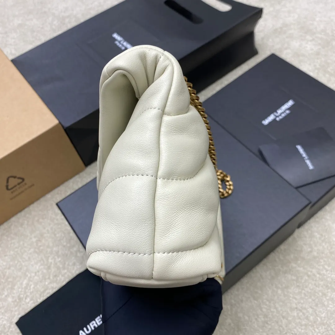 💰1440 Milk white sheepskin/antique gold 🌈𝙇𝙤𝙪𝙇𝙤𝙪 𝙥𝙪𝙛𝙛𝙚𝙧～LOULOU PUFFER new mini double chain quilted lambskin bag, super popular style counter, the latest mini size! Made of original ZP leather, it feels soft and delicate, and it is as cute as a marshmallow when you take it out! The bag has an inner zippered pocket for mobile phones and valuables, and a card slot for cards. Apart from this, there are no extra inner pockets. Although it is small, it has all the essentials and can be used as you like👍20230720 Model: 759337 [original leather] Size: 23x15.5x5.8cm