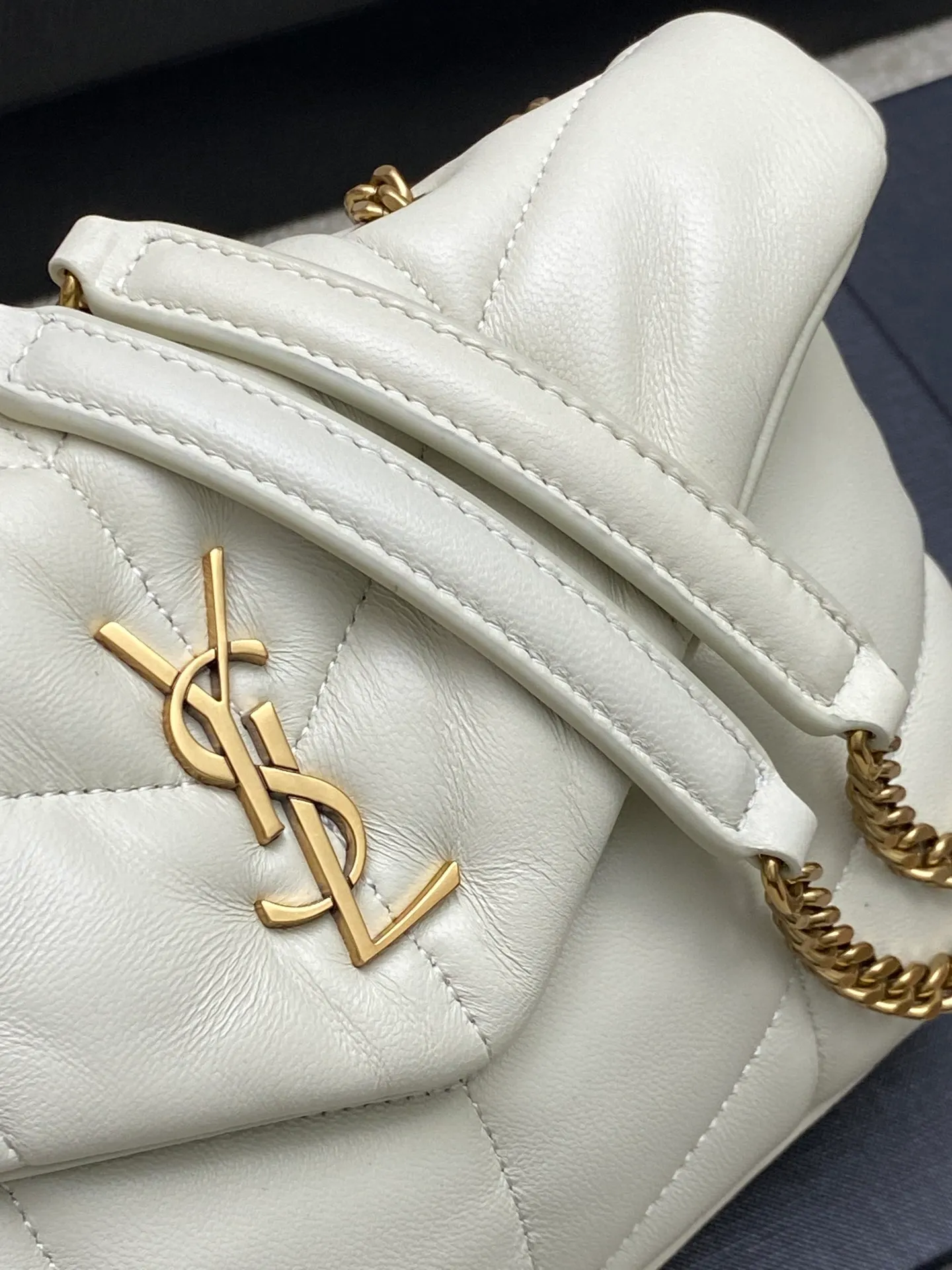 💰1440 Milk white sheepskin/antique gold 🌈𝙇𝙤𝙪𝙇𝙤𝙪 𝙥𝙪𝙛𝙛𝙚𝙧～LOULOU PUFFER new mini double chain quilted lambskin bag, super popular style counter, the latest mini size! Made of original ZP leather, it feels soft and delicate, and it is as cute as a marshmallow when you take it out! The bag has an inner zippered pocket for mobile phones and valuables, and a card slot for cards. Apart from this, there are no extra inner pockets. Although it is small, it has all the essentials and can be used as you like👍20230720 Model: 759337 [original leather] Size: 23x15.5x5.8cm