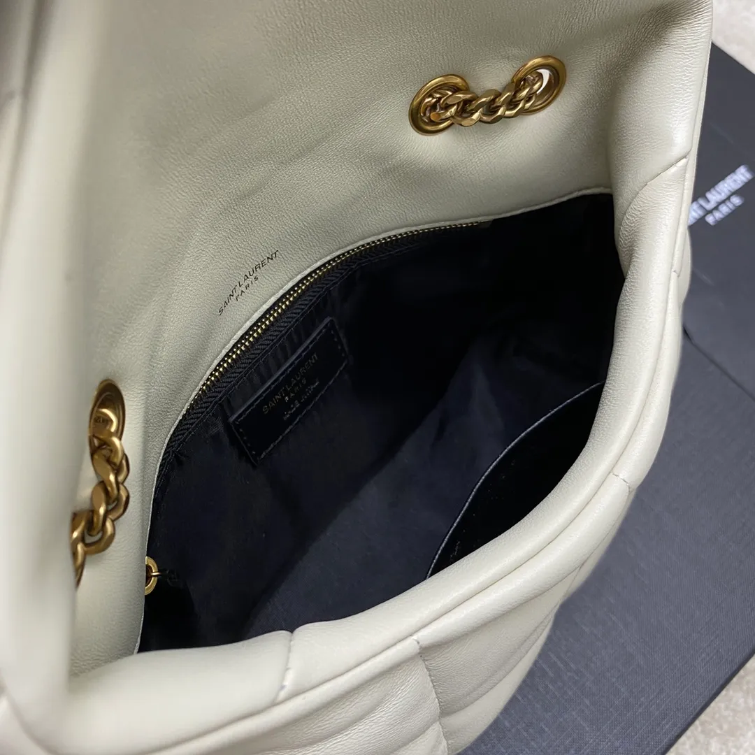 💰1440 Milk white sheepskin/antique gold 🌈𝙇𝙤𝙪𝙇𝙤𝙪 𝙥𝙪𝙛𝙛𝙚𝙧～LOULOU PUFFER new mini double chain quilted lambskin bag, super popular style counter, the latest mini size! Made of original ZP leather, it feels soft and delicate, and it is as cute as a marshmallow when you take it out! The bag has an inner zippered pocket for mobile phones and valuables, and a card slot for cards. Apart from this, there are no extra inner pockets. Although it is small, it has all the essentials and can be used as you like👍20230720 Model: 759337 [original leather] Size: 23x15.5x5.8cm