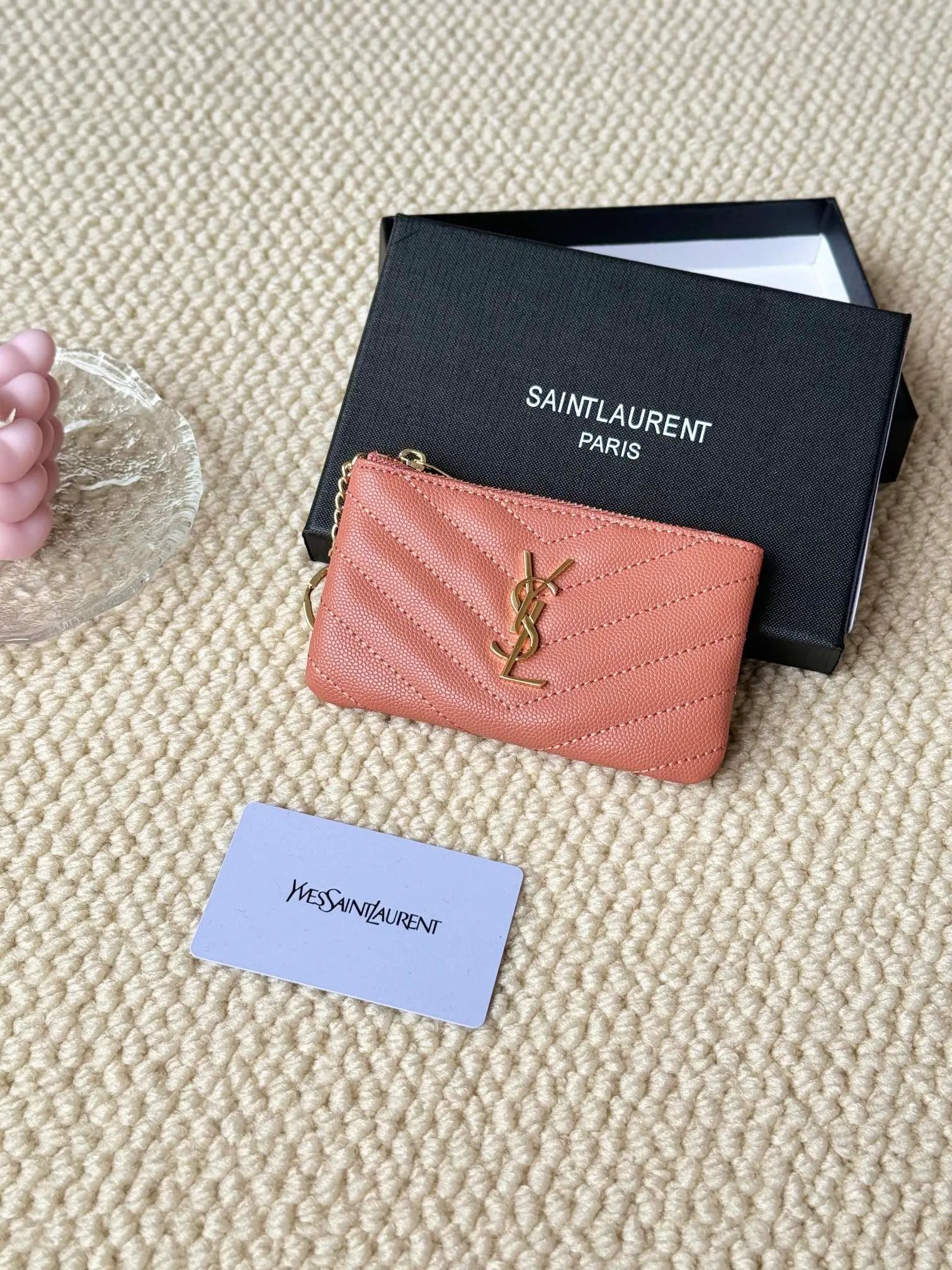 💰140 The first key bag in the ysl series, a V-shaped chain bag, matching key ring, grosgrain lining, and exquisite hardware make this small leather goods particularly good. It can be used as a key bag or coin purse, suitable for men and women. Great for giving as a gift or for personal use! Style number: 438386 Size: 13x7.5x2cm