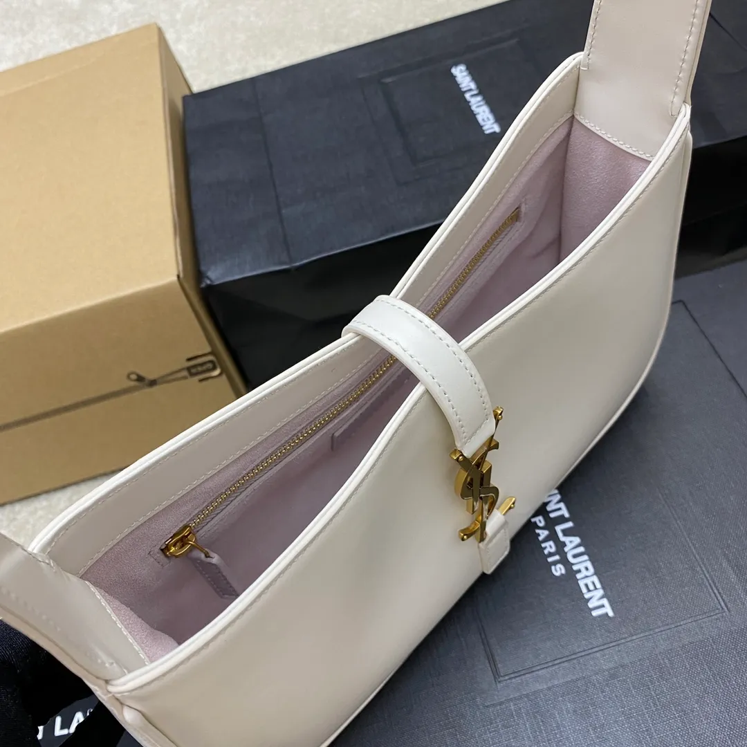 Milky white plain/gold buckle 🌈2022 spring and summer new armpit bag 🔥One of this year's treasure bags 👍Minimalist shape + metal logo buckle opening and closing design Adjustable shoulder strap Simple, beautiful and high-end feel The bag is light and easy to match The wife is so beautiful✨The bag has sufficient capacity💋20220680 Model: 657228 [Original leather] Size: 24.5*14*6cm