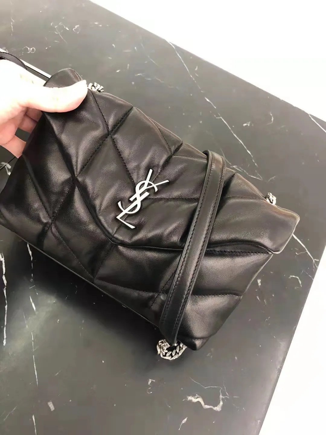 [Real shots at the counter] The body of the bag is made of original lambskin, which is particularly soft and waxy, giving this bag a natural and lazy line.