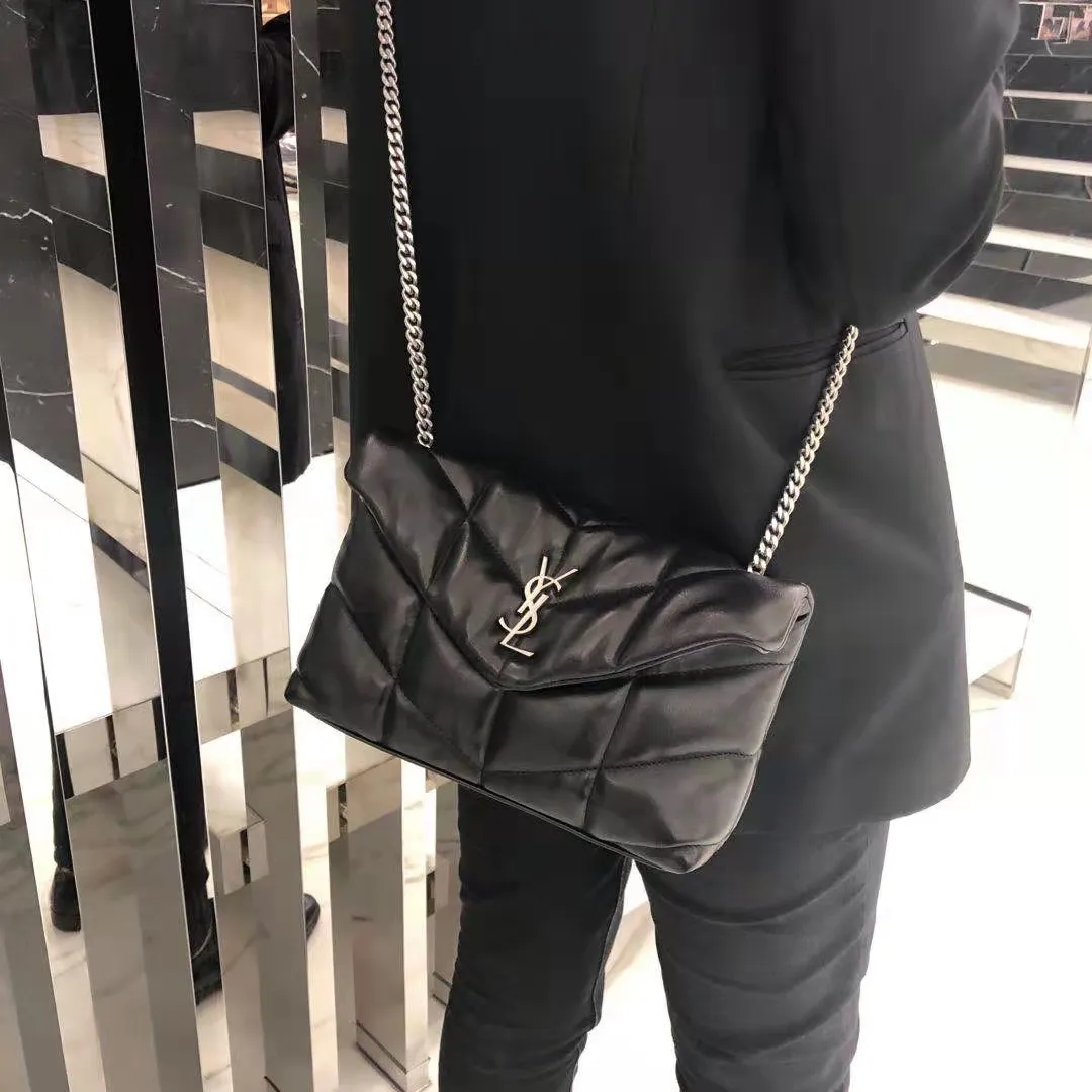 [Real shots at the counter] The body of the bag is made of original lambskin, which is particularly soft and waxy, giving this bag a natural and lazy line.