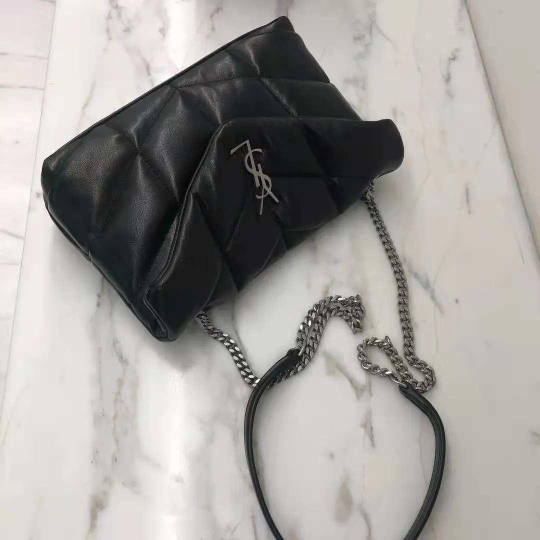 [Real shots at the counter] The body of the bag is made of original lambskin, which is particularly soft and waxy, giving this bag a natural and lazy line.