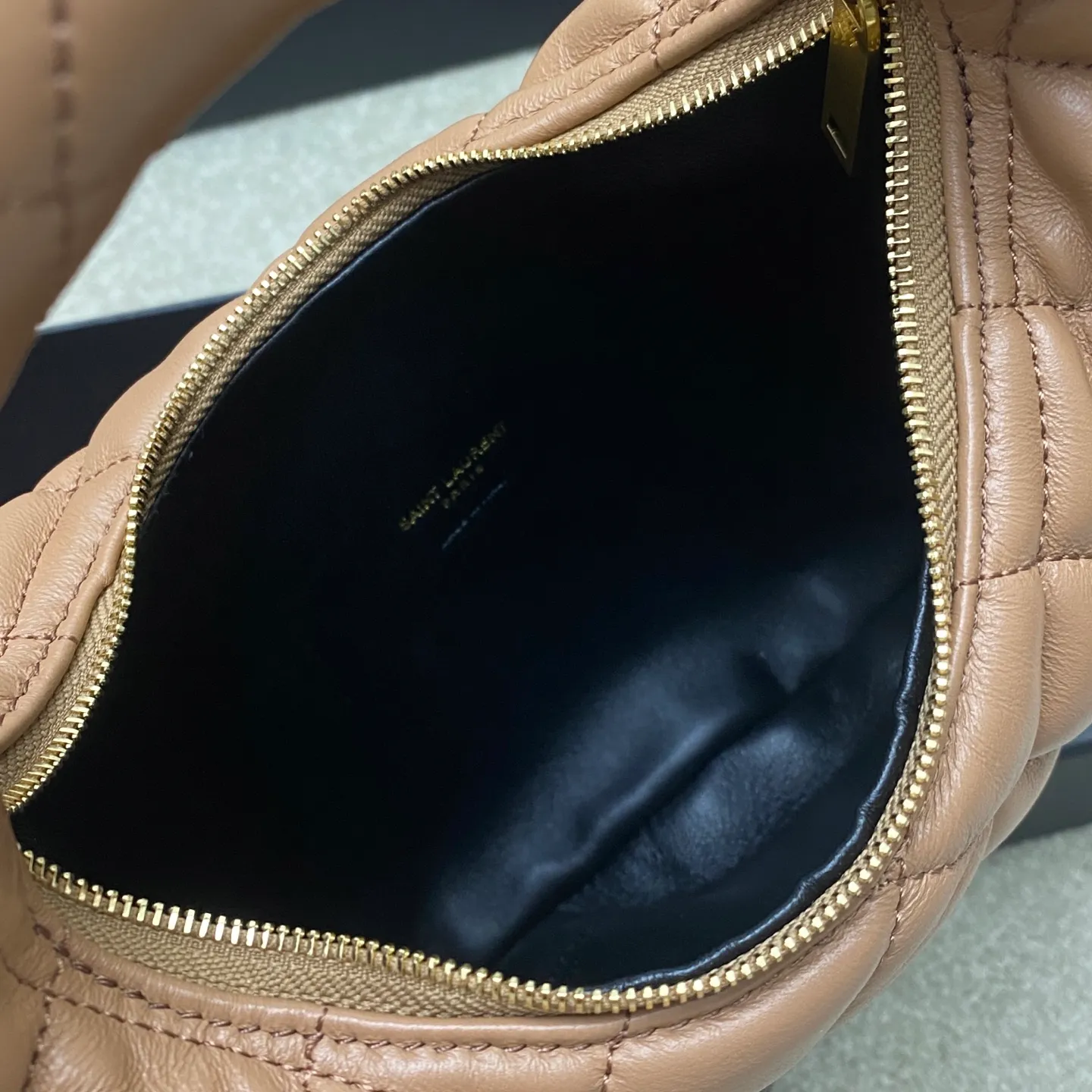 Rose pink sheepskin/gold 🌈ICARE baby nappa sheepskin handbag The much-anticipated croissant-shaped bag 🥐 makes its debut, embellished with the iconic metal logo, perfectly combining retro and modern feel, making it one of the most anticipated It Bags this season. Whether it's for daily outings or night parties, this bag can be easily carried! 20250750 Model: 851689 [original leather] Size: 17cm×18×4cm