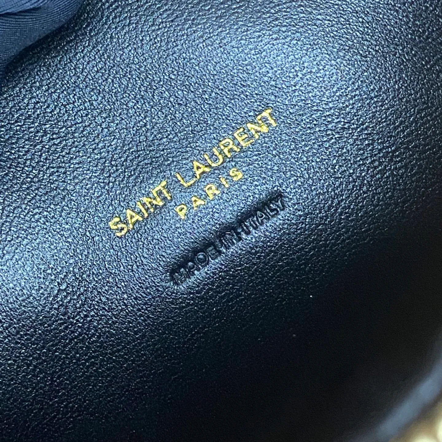 Rose pink sheepskin/gold 🌈ICARE baby nappa sheepskin handbag The much-anticipated croissant-shaped bag 🥐 makes its debut, embellished with the iconic metal logo, perfectly combining retro and modern feel, making it one of the most anticipated It Bags this season. Whether it's for daily outings or night parties, this bag can be easily carried! 20250750 Model: 851689 [original leather] Size: 17cm×18×4cm