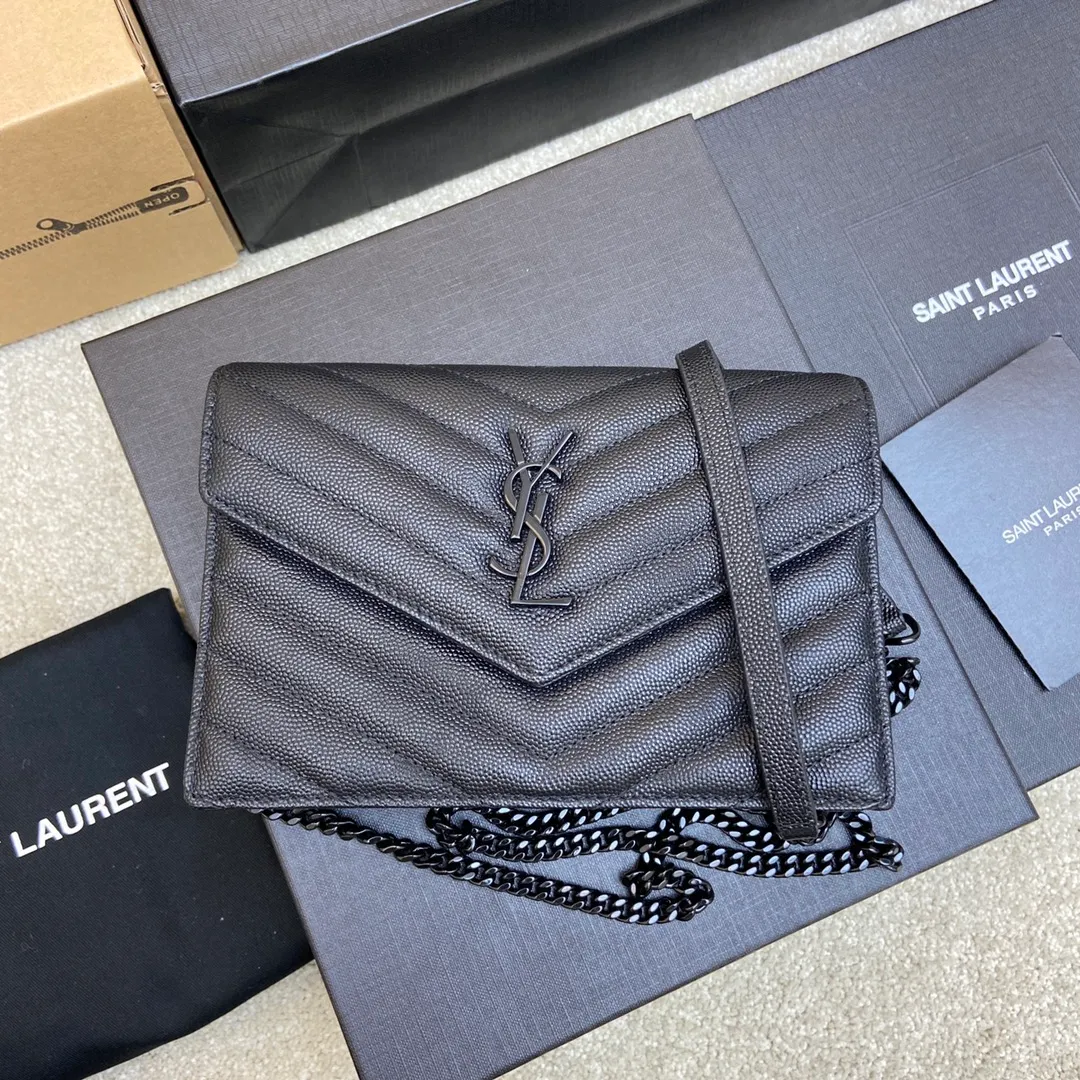 Black ball pattern leather/black chain 🌈woc small envelope bag original leather version👍 Speaking of envelope bags, this one from the Y family must have a name! The entire bag is made of original caviar cowhide, with a three-dimensional shape and a comfortable feel! The detachable shoulder strap design enriches the versatility of the bag. The shoulder strap can be removed and used directly as a handbag & evening bag. It has multiple built-in card slots, which is extremely practical. You can bring your mobile phone and cards with you when you go out, and it can take you around the world easily‼ ️20210550 Model: 441974 [original leather] Size: 19*11.5*4cm