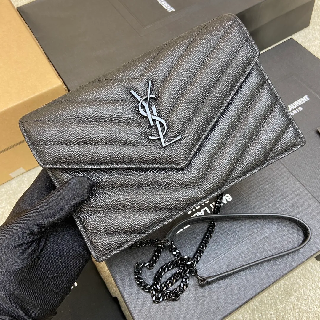 Black ball pattern leather/black chain 🌈woc small envelope bag original leather version👍 Speaking of envelope bags, this one from the Y family must have a name! The entire bag is made of original caviar cowhide, with a three-dimensional shape and a comfortable feel! The detachable shoulder strap design enriches the versatility of the bag. The shoulder strap can be removed and used directly as a handbag & evening bag. It has multiple built-in card slots, which is extremely practical. You can bring your mobile phone and cards with you when you go out, and it can take you around the world easily‼ ️20210550 Model: 441974 [original leather] Size: 19*11.5*4cm