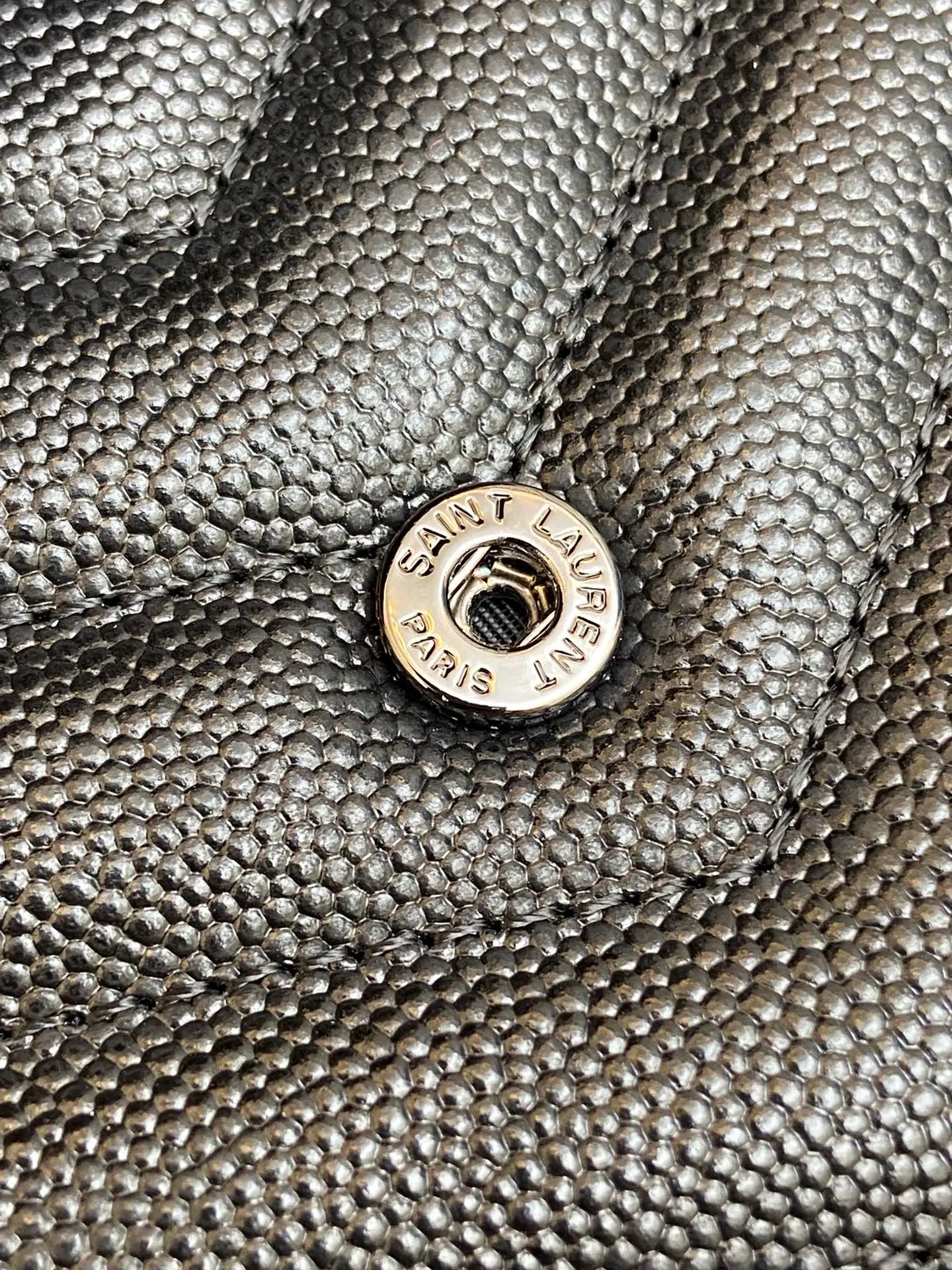 Black ball pattern leather/black chain 🌈woc small envelope bag original leather version👍 Speaking of envelope bags, this one from the Y family must have a name! The entire bag is made of original caviar cowhide, with a three-dimensional shape and a comfortable feel! The detachable shoulder strap design enriches the versatility of the bag. The shoulder strap can be removed and used directly as a handbag & evening bag. It has multiple built-in card slots, which is extremely practical. You can bring your mobile phone and cards with you when you go out, and it can take you around the world easily‼ ️20210550 Model: 441974 [original leather] Size: 19*11.5*4cm