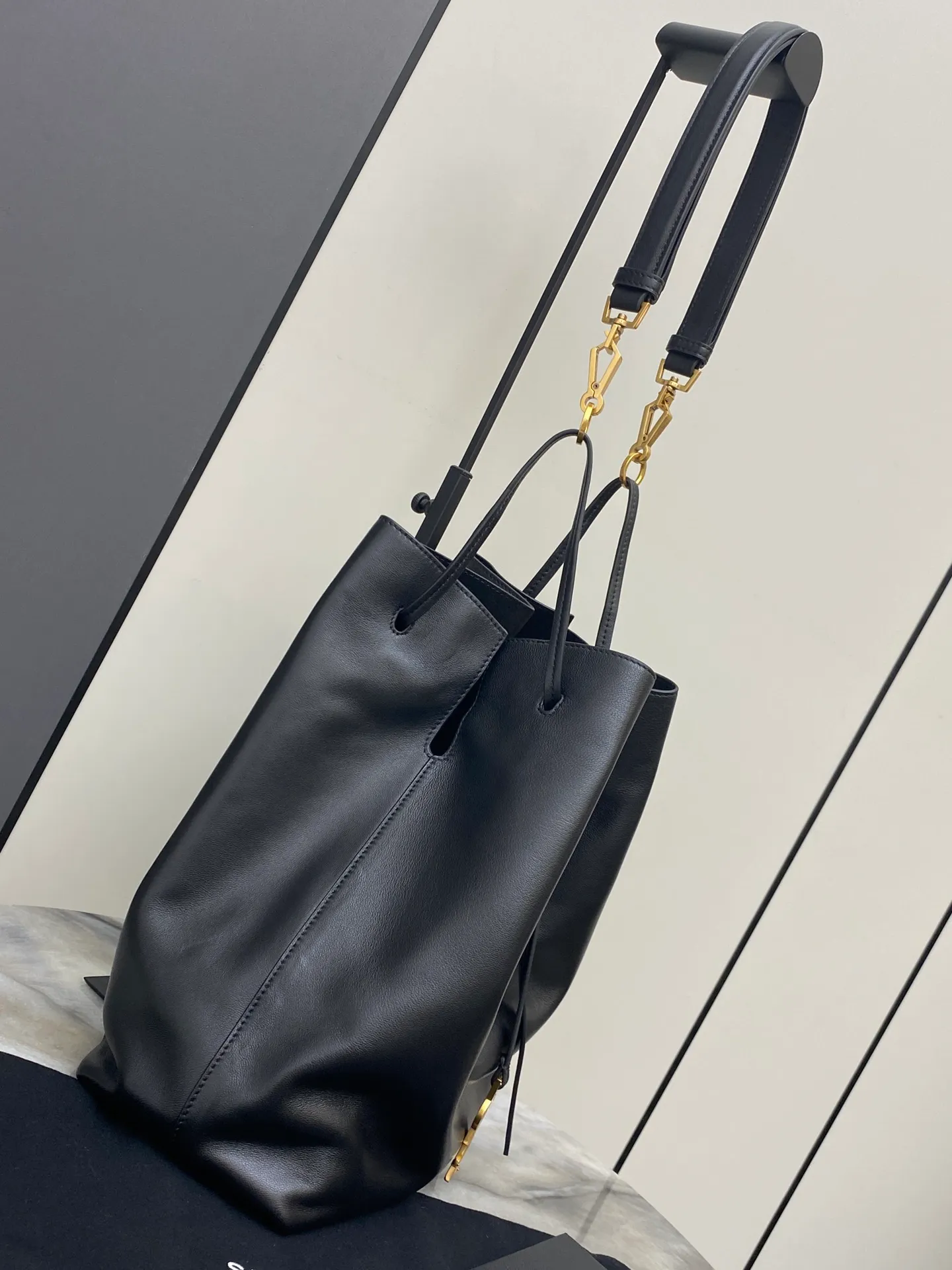 💰1840 black sheepskin/gold 🌈Y's new bucket bag is still simple, using imported lambskin drawstrings with iconic logo, large capacity design, both beautiful and practical, very suitable for carrying. The soft and smooth leather texture of the lambskin is high-end! It is equipped with a detachable small bag and the shoulder strap is adjustable, so you can switch between an armpit bag or a shoulder bag at will! It meets various daily occasions and is full of three-dimensional effect! Perfect interpretation of low-key simplicity👍20240920 Model: 804302 [original leather] Size: 26×30×13cm
