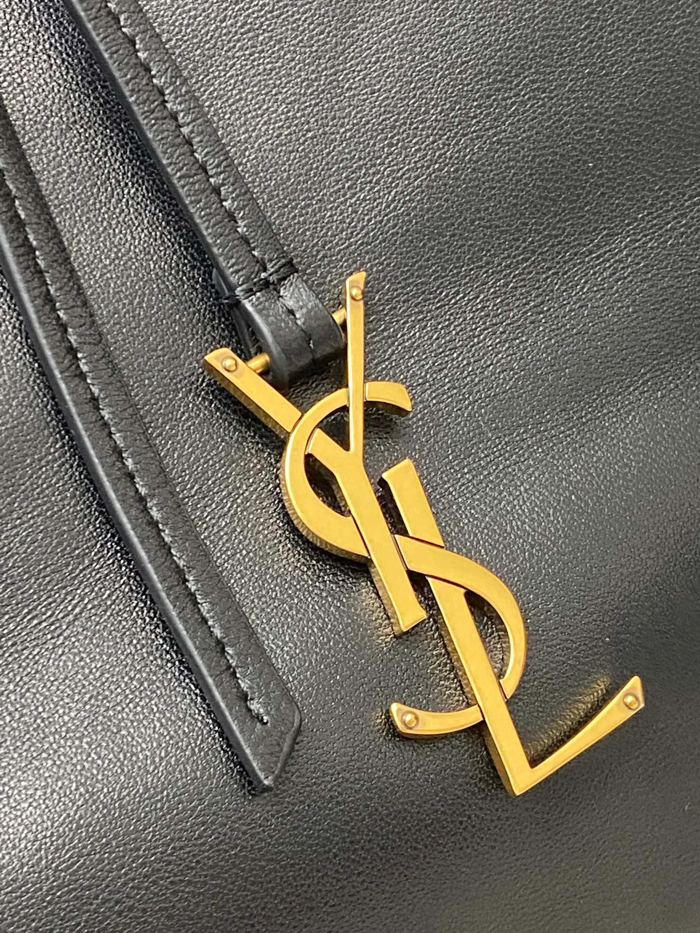 💰1840 black sheepskin/gold 🌈Y's new bucket bag is still simple, using imported lambskin drawstrings with iconic logo, large capacity design, both beautiful and practical, very suitable for carrying. The soft and smooth leather texture of the lambskin is high-end! It is equipped with a detachable small bag and the shoulder strap is adjustable, so you can switch between an armpit bag or a shoulder bag at will! It meets various daily occasions and is full of three-dimensional effect! Perfect interpretation of low-key simplicity👍20240920 Model: 804302 [original leather] Size: 26×30×13cm