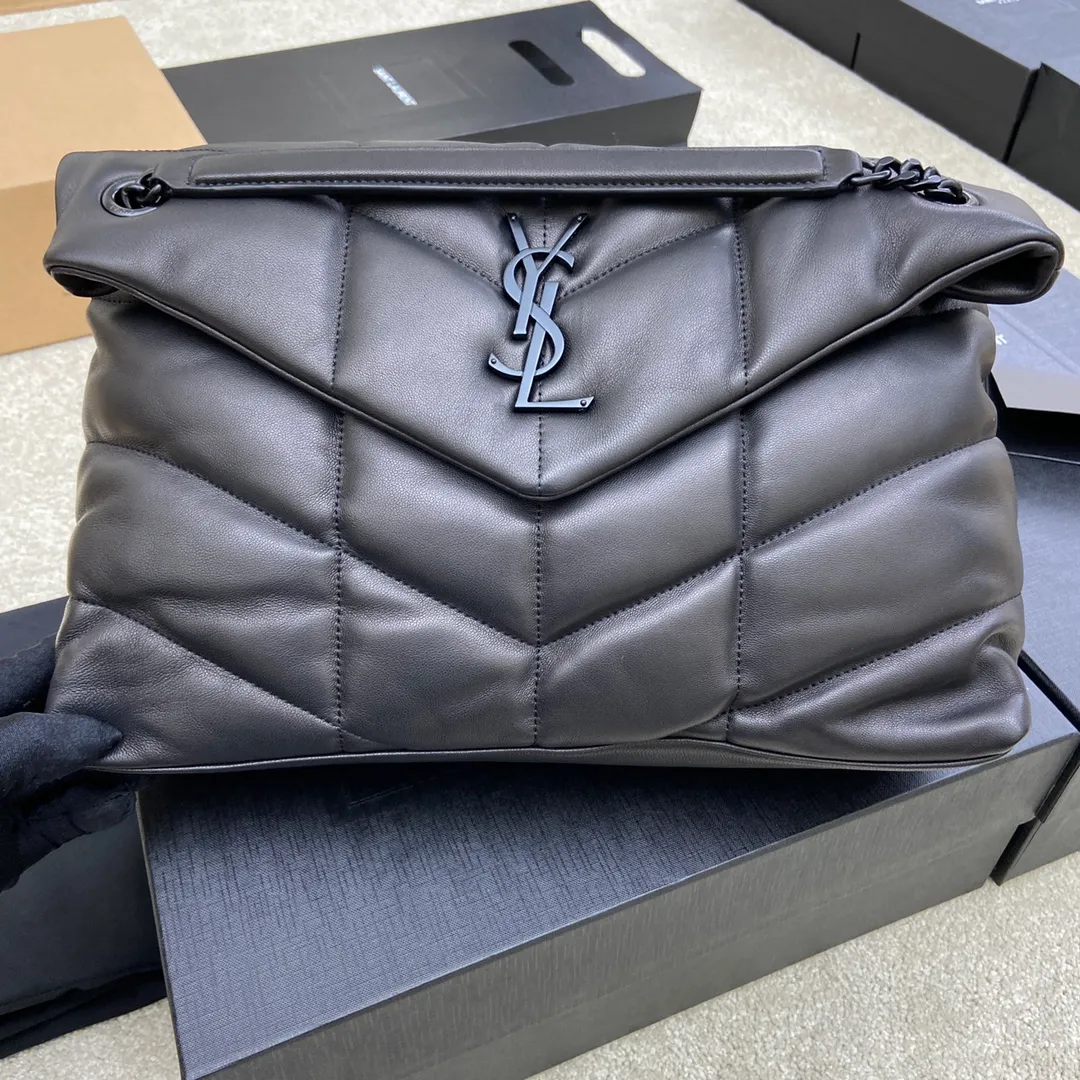 Black sheepskin/black chain hardware 🌈𝑳𝑶𝑼𝑳𝑶𝑼 𝑷𝑼𝑭𝑭𝑬𝑹 Large quilted lambskin bag, made of genuine genuine leather, feels soft and delicate, like embracing clouds☁️✨The classic Y family logo, chain and buttonhole hardware are all made of Barkin matte silver hardware. The opening of the bag is folded and sealed with a magnetic snap buckle, which has first-class sealing and safety👍20210900 Size: 35*23*13.5cm Model: 577475 [original leather]
