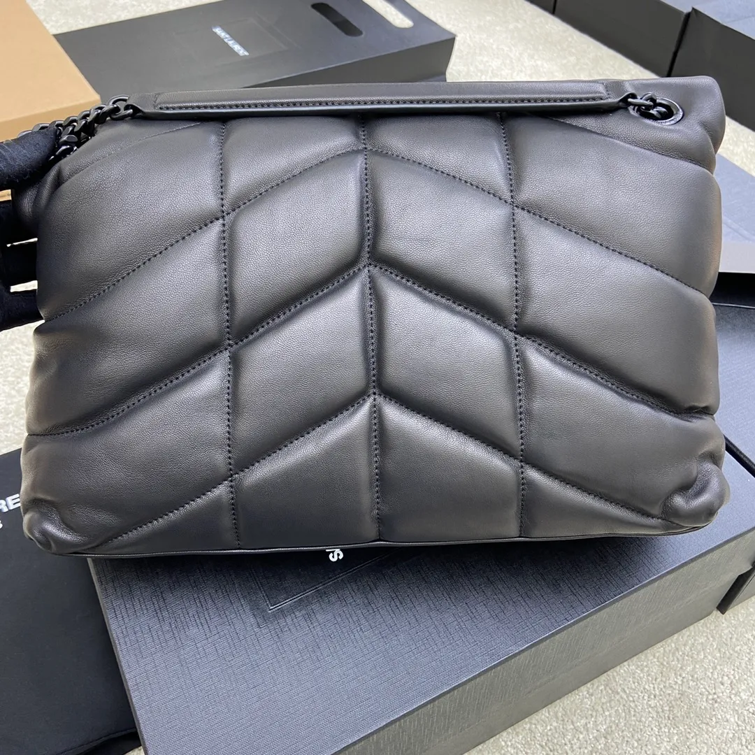Black sheepskin/black chain hardware 🌈𝑳𝑶𝑼𝑳𝑶𝑼 𝑷𝑼𝑭𝑭𝑬𝑹 Large quilted lambskin bag, made of genuine genuine leather, feels soft and delicate, like embracing clouds☁️✨The classic Y family logo, chain and buttonhole hardware are all made of Barkin matte silver hardware. The opening of the bag is folded and sealed with a magnetic snap buckle, which has first-class sealing and safety👍20210900 Size: 35*23*13.5cm Model: 577475 [original leather]