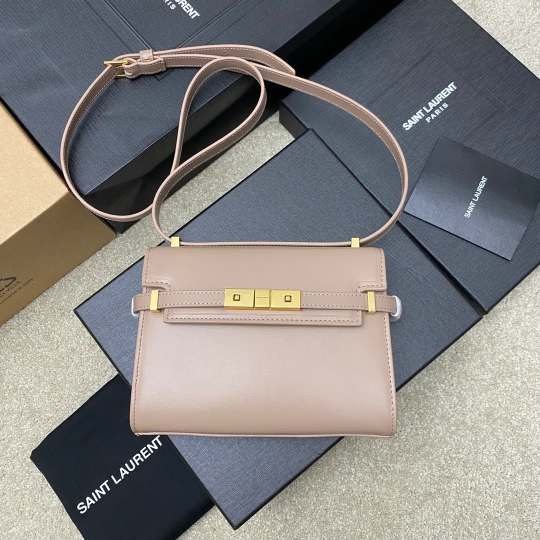 💰1520 Nude Pink Pattern/Gold 🌈The latest 2023 mini extended shoulder strap clamshell Manhattan stick bag, which has changed the previous classic logo; replaced by a low-key and simple design style, with a retro flavor; a combination of business + leisure; in summary, it is versatile! It can be carried by hand, shouldered or cross-body! The shoulder straps can be adjusted; one bag can be used for multiple purposes; both good looks and strength coexist; the crocodile pattern gives a more high-end feel; it is full of aura when worn on the back! 20230760 Model: 727766 [original leather] Size: 19x14x4cm