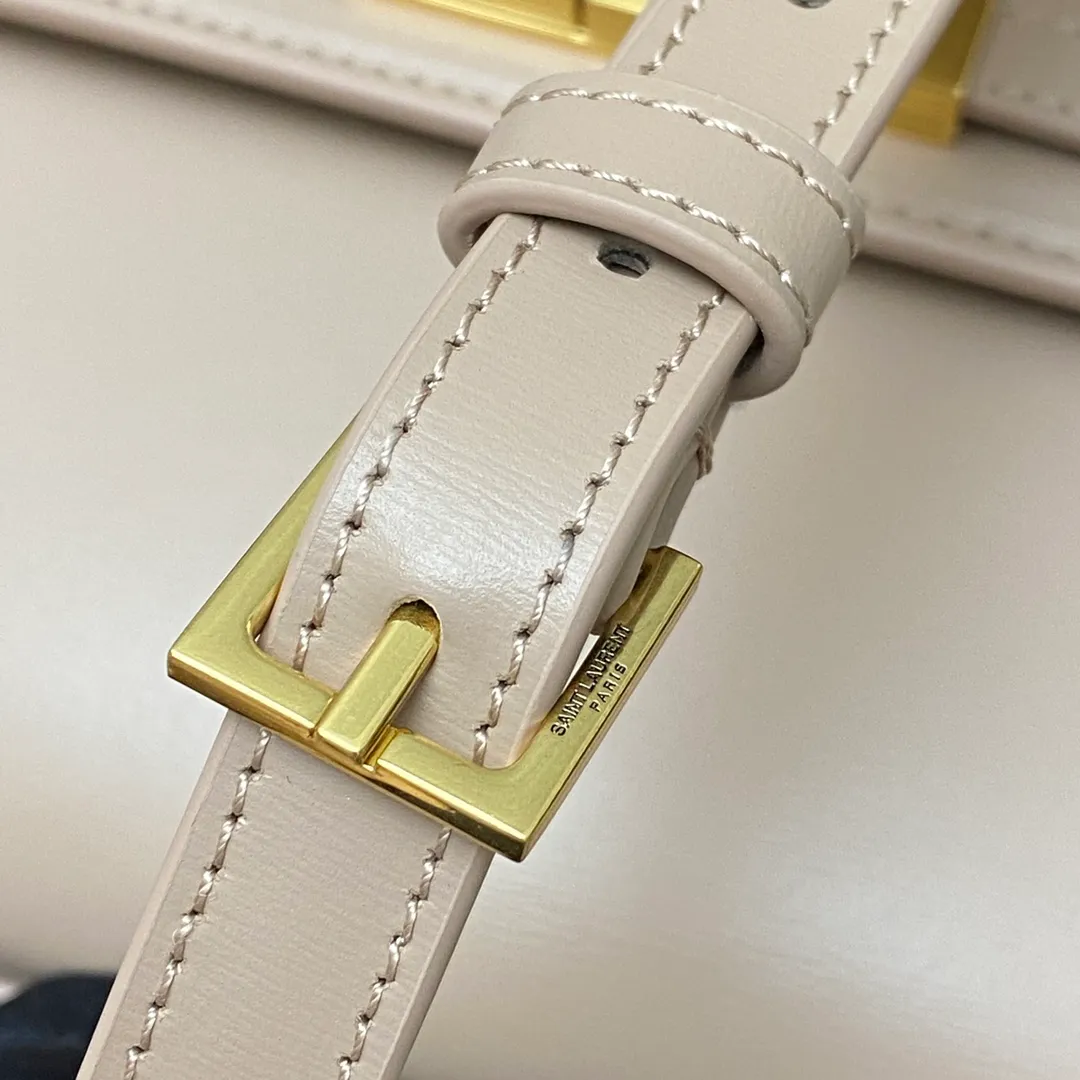 💰1520 Nude Pink Pattern/Gold 🌈The latest 2023 mini extended shoulder strap clamshell Manhattan stick bag, which has changed the previous classic logo; replaced by a low-key and simple design style, with a retro flavor; a combination of business + leisure; in summary, it is versatile! It can be carried by hand, shouldered or cross-body! The shoulder straps can be adjusted; one bag can be used for multiple purposes; both good looks and strength coexist; the crocodile pattern gives a more high-end feel; it is full of aura when worn on the back! 20230760 Model: 727766 [original leather] Size: 19x14x4cm