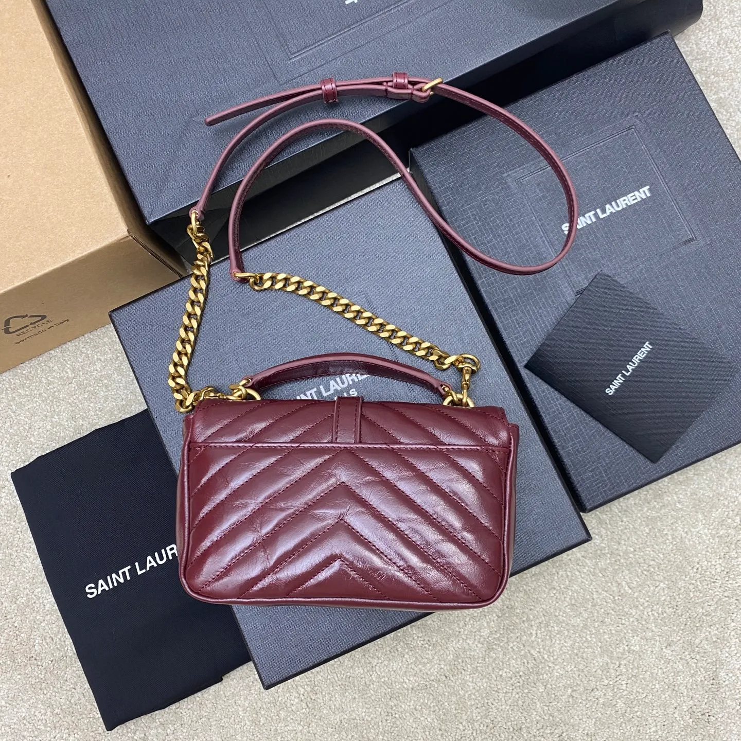 Date red waxed leather/antique gold 🌈New College glossy crackle mini messenger bag😘Multi-functional item equipped with top handle and detachable leather spliced ​​chain long shoulder strap, classic and more casual, with various concave shapes, recommended for everyone to have! The retro waxed leather is really super nice👍20230690 Style number: 779430 [original leather] Size: 20x13x3cm
