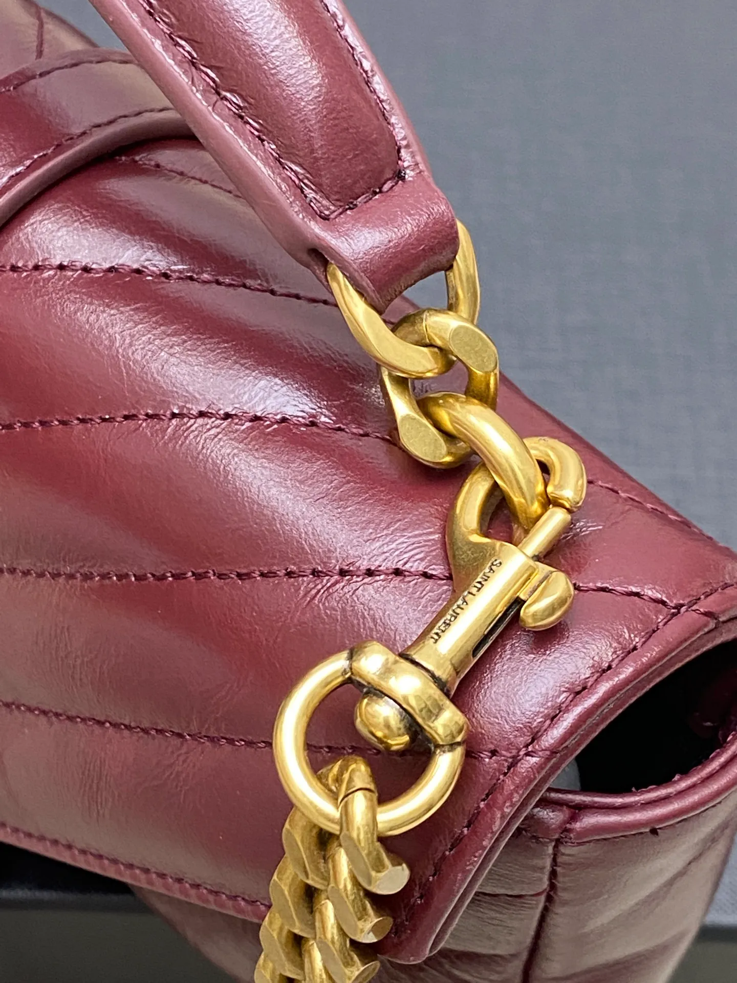 Date red waxed leather/antique gold 🌈New College glossy crackle mini messenger bag😘Multi-functional item equipped with top handle and detachable leather spliced ​​chain long shoulder strap, classic and more casual, with various concave shapes, recommended for everyone to have! The retro waxed leather is really super nice👍20230690 Style number: 779430 [original leather] Size: 20x13x3cm
