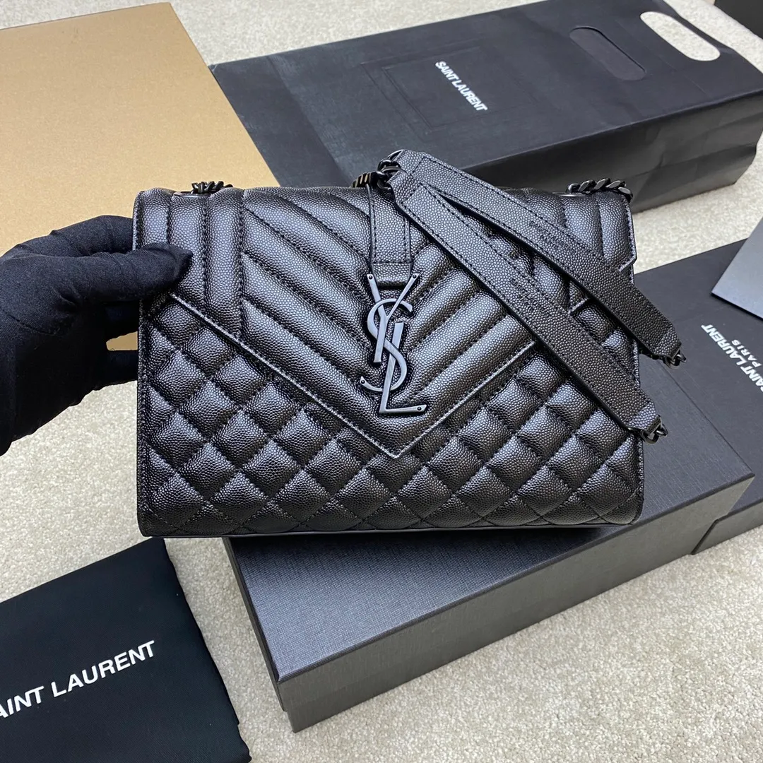 Black ball pattern/black chain 🌈𝑬𝒏𝒗𝒆𝒍𝒐𝒑𝒆 medium grain embossed quilted genuine leather envelope bag, classic is eternal, the sky-high V pattern and rhombus caviar pattern, Italian original cowhide with eye-catching Y family logo, stylish and stylish all in one! One chain and three backs, single chain cross-body, double chain single back, single chain single back are all perfect🤗Little fairies of different heights, there is always a way to carry it that suits you❤️20230750 Model: 392739 [original leather] Size: 24x17.5x6cm