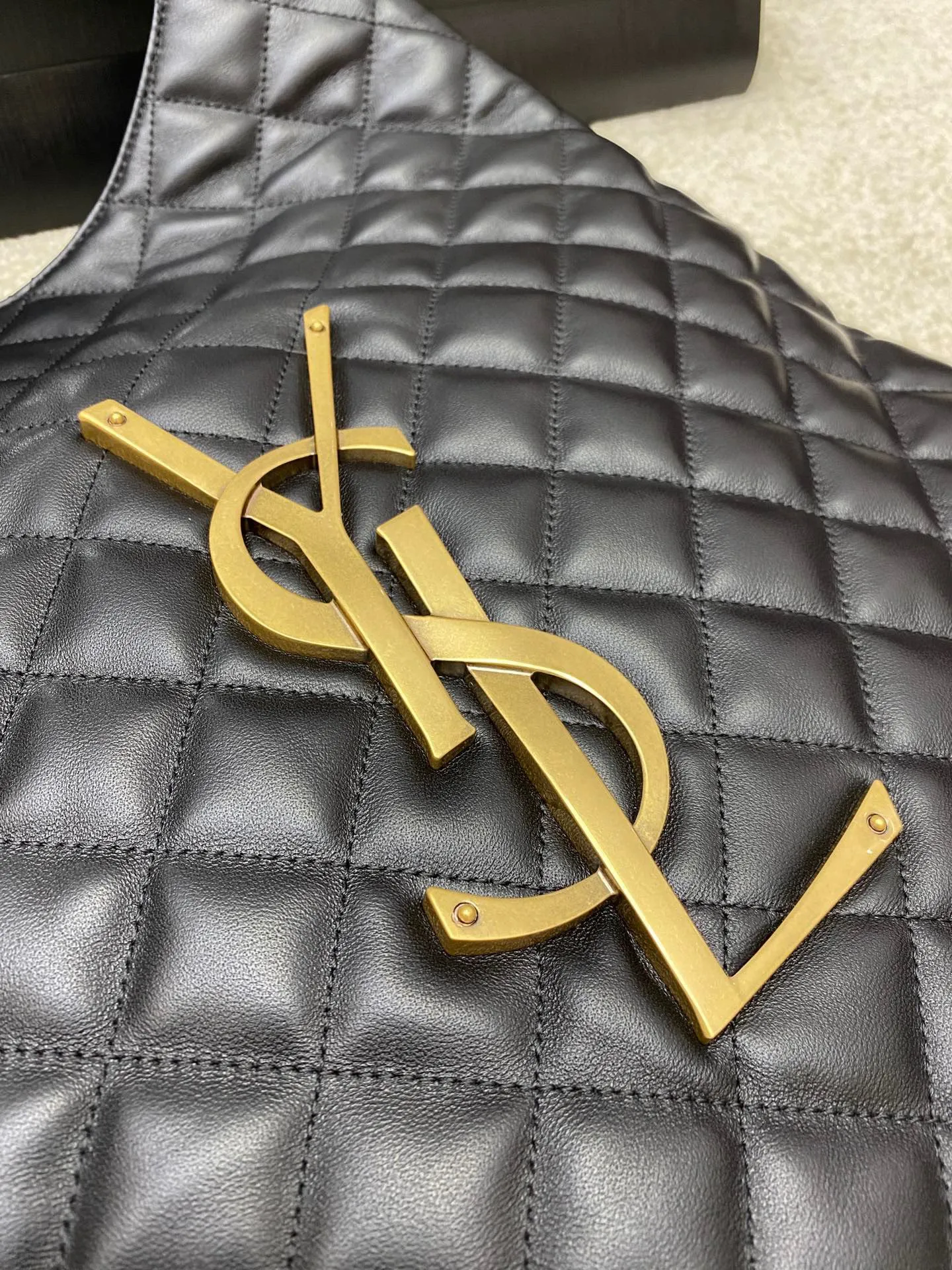 Black Sheepskin/Gold [Small Black] 🌈22 New ICARE Tote Bag Shopping Bag🔥The ICARE Tote Bag that is popular all over the Internet, "Free and hot, comfortable and comfortable, elegance is you, and casualness is also you"——Saint Laurent 22 spring and summer new tote bag, retro diamond lattice and precision detail craftsmanship, ICARE has also achieved true refinement in the details! As the latest style, ICARE can definitely show different effects in the bag regardless of the appearance, material and practicality. It can be used by both men and women. The oversized logo design, the letter surface is shaped, has a sculptural sense and artistic style, it is very eye-catching, so cool, so cool. It surprised me! 202201100 Model: 698652 [original leather] Size: Top 52x Bottom 34x Height 36x Width 8cm ⚠️This size does not come with packaging