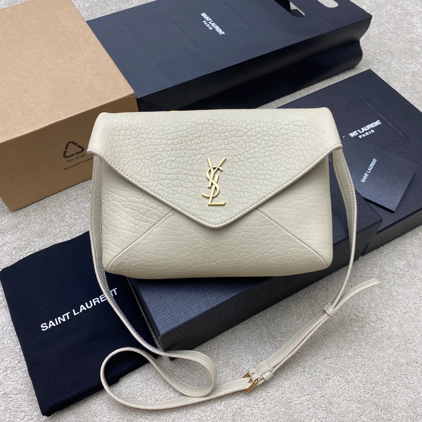 Elephant pattern white/antique silver 🌈New CASSANDRA envelope messenger bag_New envelope messenger bag has a smart personality, can be carried on the shoulder or in the hand, the effect is exquisite and cool, ultra-light weight, nice capacity😘Sheepskin material is soft, delicate and high-end, super durable, perfect for autumn and winter, can be worn with coats/sweaters/suits in various styles! It’s full of minimalist style, and the upper body is high-end and cool😎20250690 Style number: 801490 [original leather] Size: 23×16.5×6cm