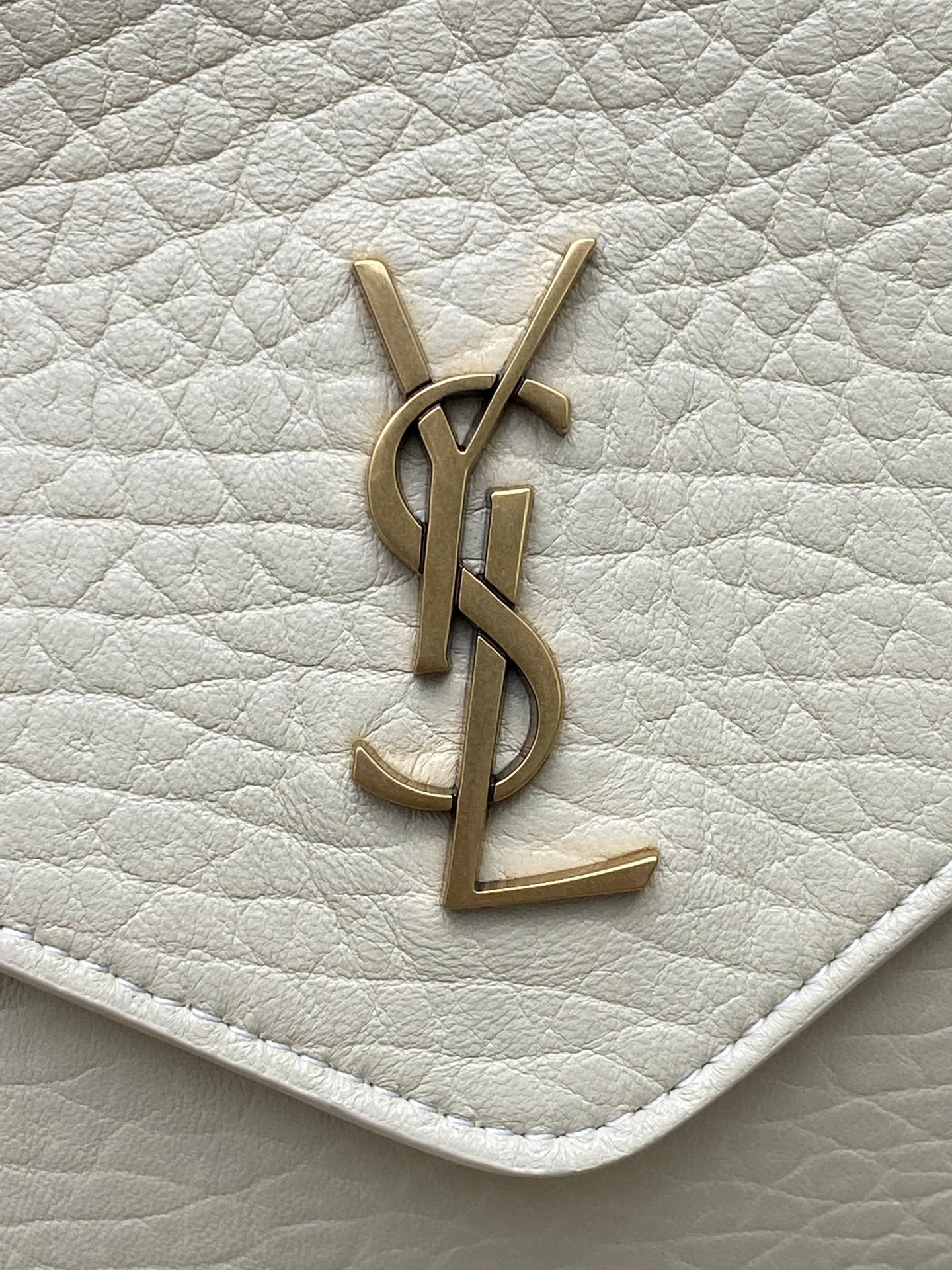 Elephant pattern white/antique silver 🌈New CASSANDRA envelope messenger bag_New envelope messenger bag has a smart personality, can be carried on the shoulder or in the hand, the effect is exquisite and cool, ultra-light weight, nice capacity😘Sheepskin material is soft, delicate and high-end, super durable, perfect for autumn and winter, can be worn with coats/sweaters/suits in various styles! It’s full of minimalist style, and the upper body is high-end and cool😎20250690 Style number: 801490 [original leather] Size: 23×16.5×6cm