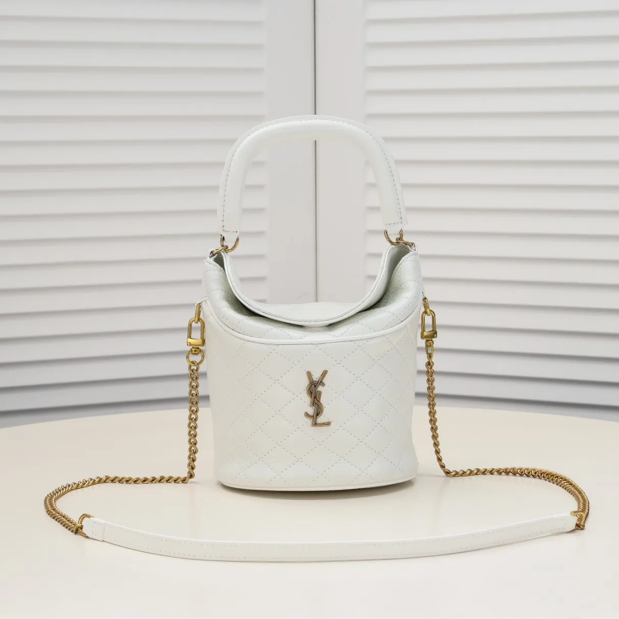 💰440￥108 Yves Saint Laurent GABY MINI BUCKET gaby series newly launched fortune bucket bag, I really love it 😻 Super special bucket bag design, round and straight shape, decorated with a small flap opening and closing on the top, for higher privacy and security, top handle and detachable chain shoulder strap, you can carry it in more ways to adapt to different occasions! The highlight is the quilting process to outline the prismatic pattern, with golden micro-marks, showing the retro celebrity temperament~~~ Confirmed: It is a charming little thing💋 Model: 8030 Size: 19x17x15cm