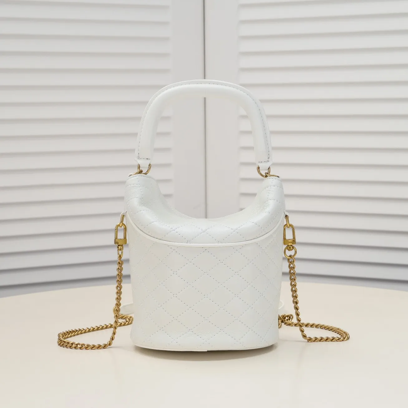💰440￥108 Yves Saint Laurent GABY MINI BUCKET gaby series newly launched fortune bucket bag, I really love it 😻 Super special bucket bag design, round and straight shape, decorated with a small flap opening and closing on the top, for higher privacy and security, top handle and detachable chain shoulder strap, you can carry it in more ways to adapt to different occasions! The highlight is the quilting process to outline the prismatic pattern, with golden micro-marks, showing the retro celebrity temperament~~~ Confirmed: It is a charming little thing💋 Model: 8030 Size: 19x17x15cm