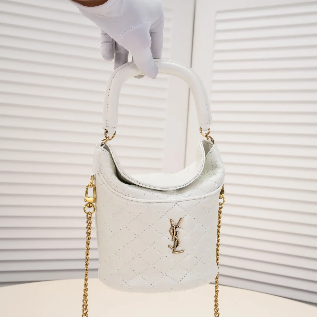 💰440￥108 Yves Saint Laurent GABY MINI BUCKET gaby series newly launched fortune bucket bag, I really love it 😻 Super special bucket bag design, round and straight shape, decorated with a small flap opening and closing on the top, for higher privacy and security, top handle and detachable chain shoulder strap, you can carry it in more ways to adapt to different occasions! The highlight is the quilting process to outline the prismatic pattern, with golden micro-marks, showing the retro celebrity temperament~~~ Confirmed: It is a charming little thing💋 Model: 8030 Size: 19x17x15cm