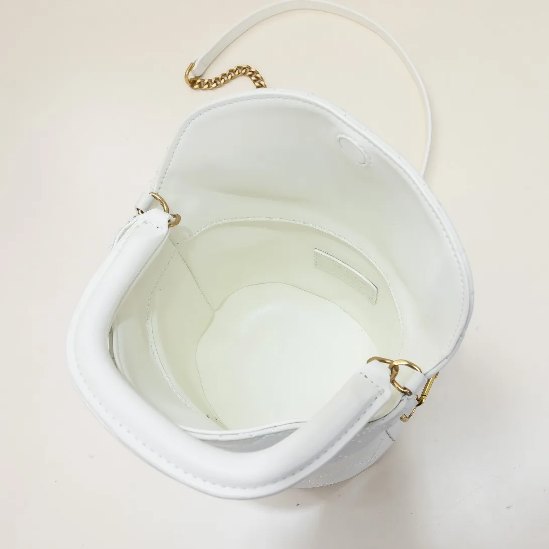 💰440￥108 Yves Saint Laurent GABY MINI BUCKET gaby series newly launched fortune bucket bag, I really love it 😻 Super special bucket bag design, round and straight shape, decorated with a small flap opening and closing on the top, for higher privacy and security, top handle and detachable chain shoulder strap, you can carry it in more ways to adapt to different occasions! The highlight is the quilting process to outline the prismatic pattern, with golden micro-marks, showing the retro celebrity temperament~~~ Confirmed: It is a charming little thing💋 Model: 8030 Size: 19x17x15cm