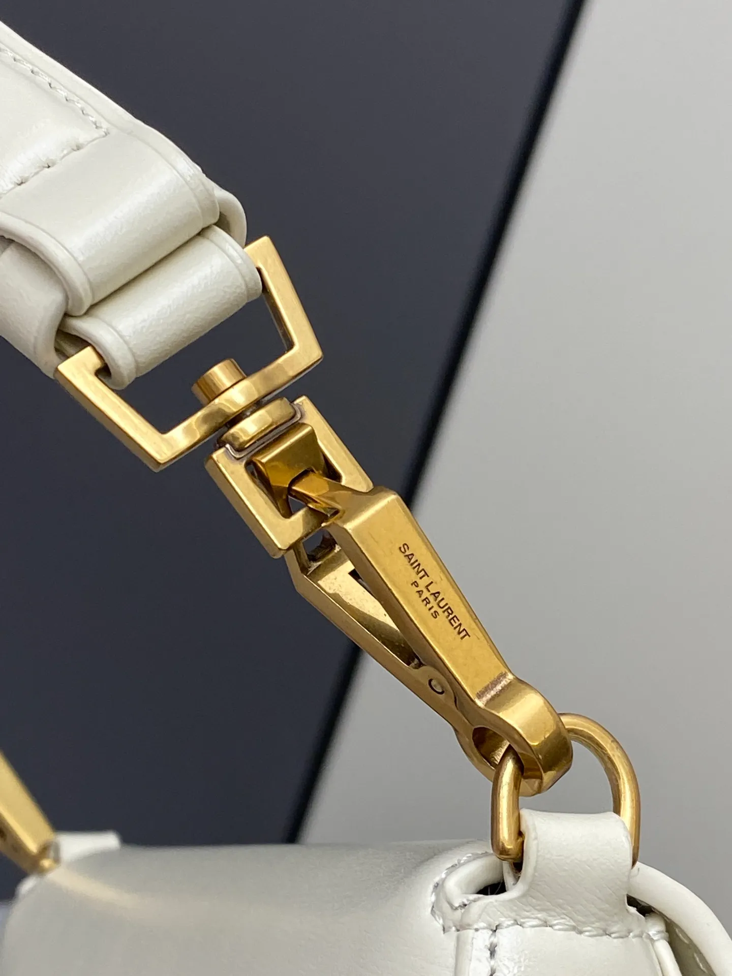 💰1500 white toothpick pattern/antique gold 🌈𝙑𝙊𝙇𝙏𝘼𝙄𝙍𝙀 𝘽𝙊𝙓 The new Voltaire armpit/saddle bag~is a bright new star in the fashion industry! This bag perfectly combines the fashion of an underarm bag with the unique shape of a saddle bag, presenting a unique charm. Its Cassandra hardware opening and closing design is unique, not only showing a luxurious texture, but also adding practicality. The calfskin material is delicate and soft, and feels great to the touch, showing its high quality! This modern style handbag has a flat pocket inside and an adjustable handle, making it suitable for hand or shoulder carry! The shoulder strap is adjustable, giving you a variety of different carrying methods. Whether it is carried on the shoulder, cross-body or hand-held, it can be easily controlled to meet your needs in various occasions👑20240750 Model: 800846 [original leather] Size: 17.5x21x8cm