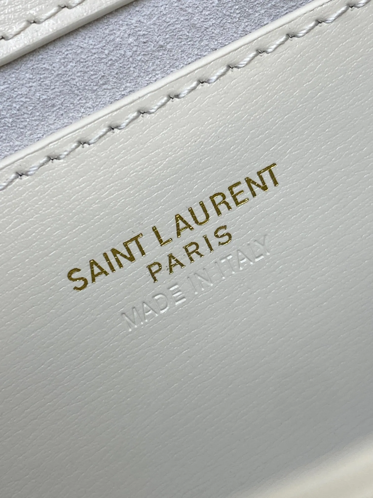 💰1500 white toothpick pattern/antique gold 🌈𝙑𝙊𝙇𝙏𝘼𝙄𝙍𝙀 𝘽𝙊𝙓 The new Voltaire armpit/saddle bag~is a bright new star in the fashion industry! This bag perfectly combines the fashion of an underarm bag with the unique shape of a saddle bag, presenting a unique charm. Its Cassandra hardware opening and closing design is unique, not only showing a luxurious texture, but also adding practicality. The calfskin material is delicate and soft, and feels great to the touch, showing its high quality! This modern style handbag has a flat pocket inside and an adjustable handle, making it suitable for hand or shoulder carry! The shoulder strap is adjustable, giving you a variety of different carrying methods. Whether it is carried on the shoulder, cross-body or hand-held, it can be easily controlled to meet your needs in various occasions👑20240750 Model: 800846 [original leather] Size: 17.5x21x8cm