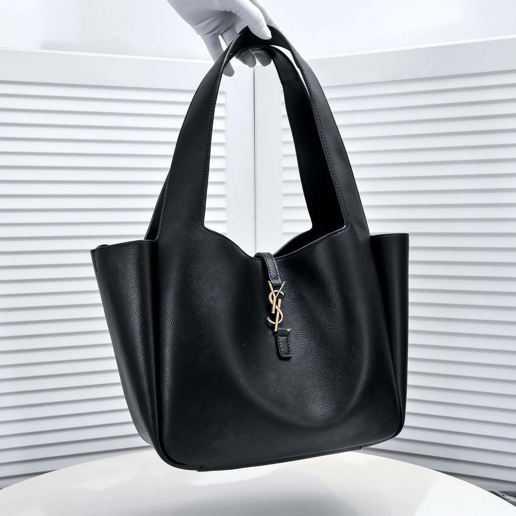 💰500￥106 Autumn and Winter Hot Style🔥🔥 YSL's latest Bea tote bag🔥 The whole street is lazy and casual, French style, neat and generous, full screen simple and high-end texture, internal design double compartment zipper, large capacity, unexpectedly light and practical, deformable design, dual-use in one bag Material: imported cowhide Size: 32-28-14cm Style number: 8027