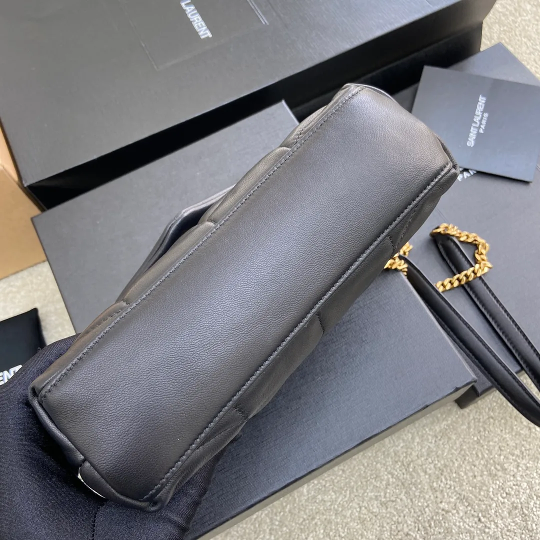 Black sheepskin/antique gold hardware 🌈Super popular LOULOU PUFFER small quilted lambskin bag🐏 Made of original genuine leather, soft and delicate to the touch. The bag has an inner zipper pocket for mobile phones and valuables, and a card slot for cards. In addition, there are no extra inner pockets, small and exquisite 👍20210700 Size: 23*15.5*5.8cm Model: 620333 [original leather]