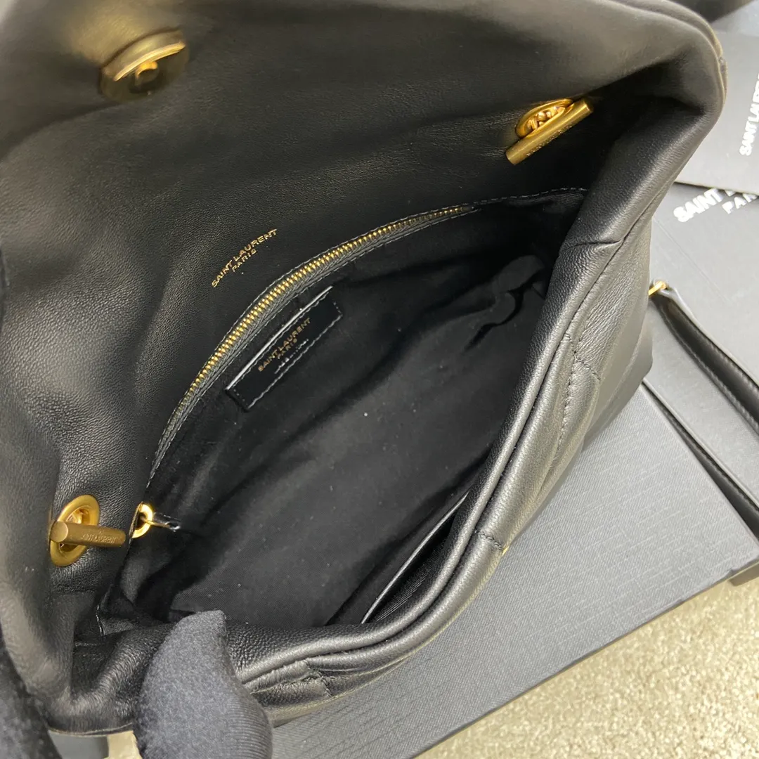 Black sheepskin/antique gold hardware 🌈Super popular LOULOU PUFFER small quilted lambskin bag🐏 Made of original genuine leather, soft and delicate to the touch. The bag has an inner zipper pocket for mobile phones and valuables, and a card slot for cards. In addition, there are no extra inner pockets, small and exquisite 👍20210700 Size: 23*15.5*5.8cm Model: 620333 [original leather]