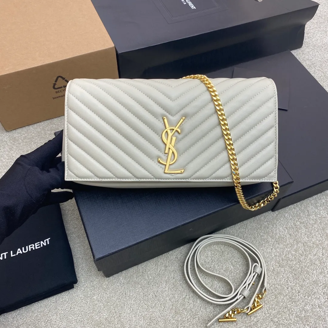 Milk white sheepskin/gold 🌈KATE 99 quilted sheepskin handbag. Speaking of the most popular bags in the past two years, the name of the armpit bag must be included! Carry it with a spaghetti strap. There is a kind of casual French elegance, which makes people think that this girl is very fashionable at first glance, but she is also effortlessly fashionable. There is also a long leather shoulder strap that can be worn interchangeably! One pack for multiple uses👍 Model: 632014 [original leather] Size: 26x13.5x4.5cm🌺🌺🌺6582090