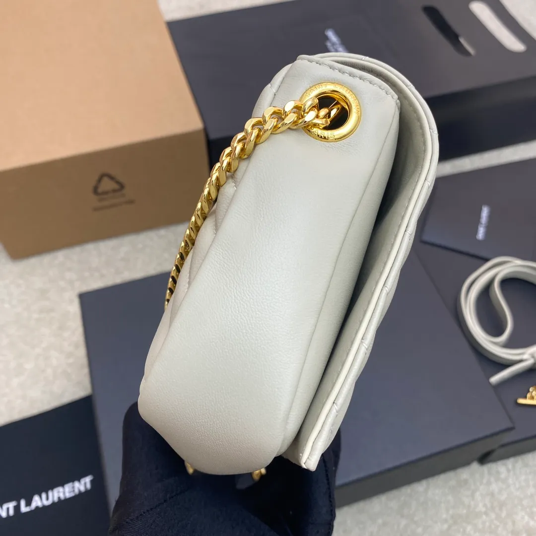 Milk white sheepskin/gold 🌈KATE 99 quilted sheepskin handbag. Speaking of the most popular bags in the past two years, the name of the armpit bag must be included! Carry it with a spaghetti strap. There is a kind of casual French elegance, which makes people think that this girl is very fashionable at first glance, but she is also effortlessly fashionable. There is also a long leather shoulder strap that can be worn interchangeably! One pack for multiple uses👍 Model: 632014 [original leather] Size: 26x13.5x4.5cm🌺🌺🌺6582090