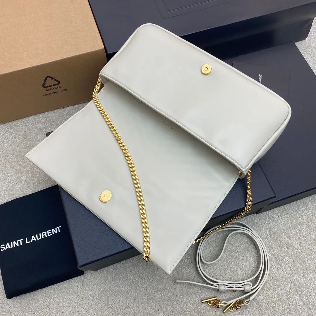 Milk white sheepskin/gold 🌈KATE 99 quilted sheepskin handbag. Speaking of the most popular bags in the past two years, the name of the armpit bag must be included! Carry it with a spaghetti strap. There is a kind of casual French elegance, which makes people think that this girl is very fashionable at first glance, but she is also effortlessly fashionable. There is also a long leather shoulder strap that can be worn interchangeably! One pack for multiple uses👍 Model: 632014 [original leather] Size: 26x13.5x4.5cm🌺🌺🌺6582090