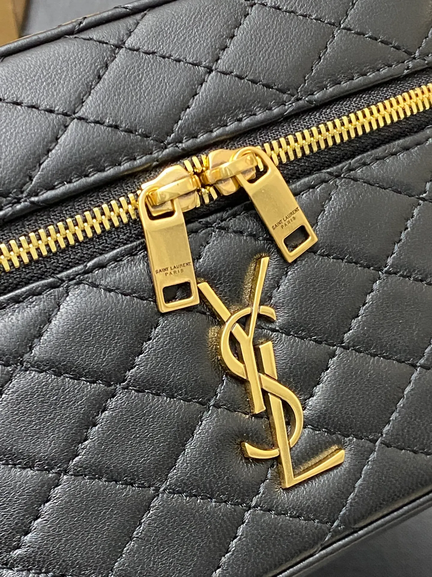 💰1300 black sheepskin/gold 🌈The latest hot style𝙈𝙞𝙣𝙞Sheep leather shoulder strap clutch cosmetic bag has arrived! Wraparound zippered clutch featuring 𝙇𝙀 𝘾𝘼𝙎𝙎𝘼𝙉𝘿𝙍𝙀 and diamond quilted overlock seams, sheepskin lining, bronze hardware zip closure with a card slot, this versatile piece features leather top handles and an adjustable removable shoulder strap that can be worn over the shoulder or crossbody! 20240650 Model: 766731 [original leather] Size: 18×11×6.5𝙘𝙢