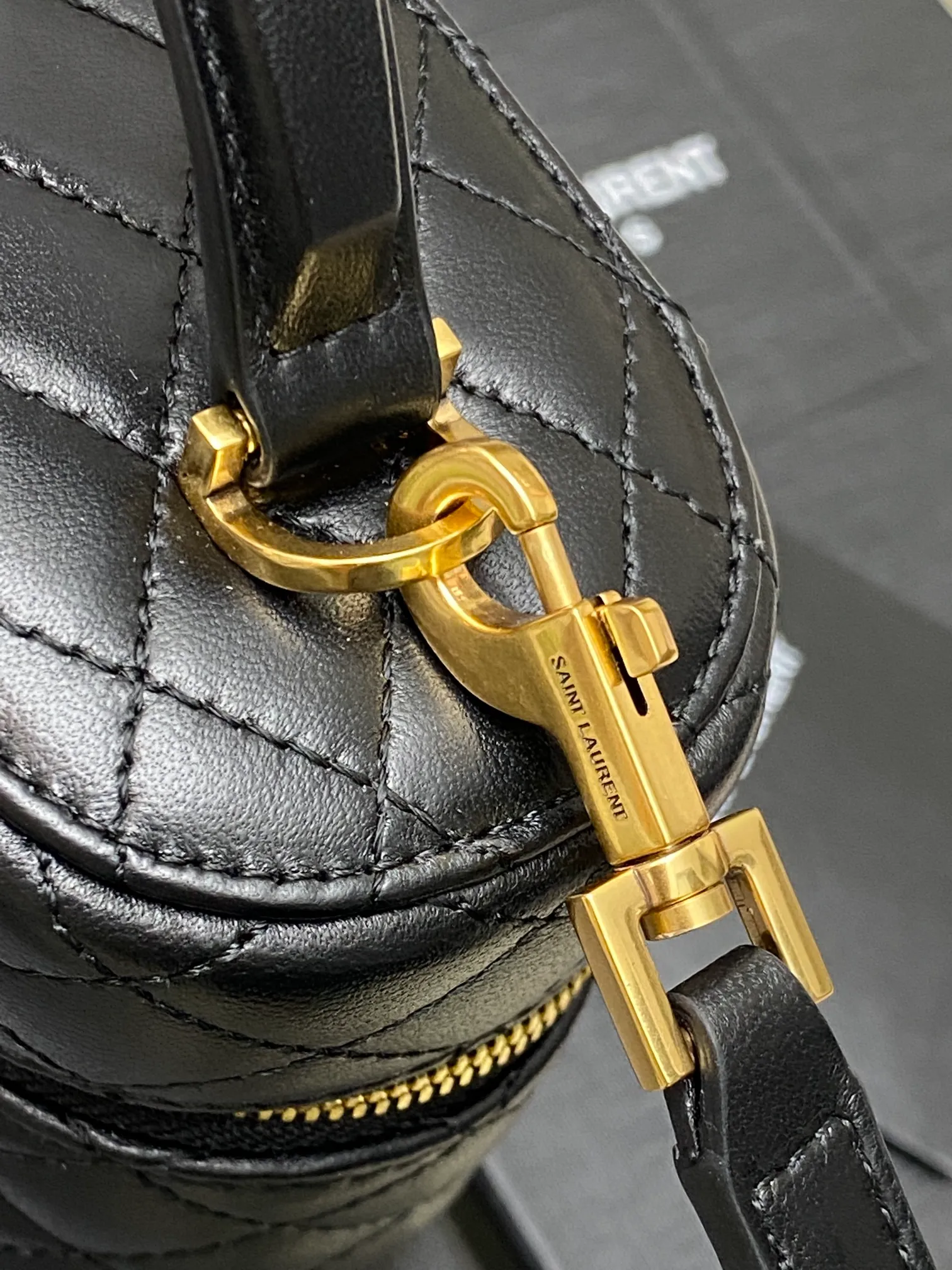💰1300 black sheepskin/gold 🌈The latest hot style𝙈𝙞𝙣𝙞Sheep leather shoulder strap clutch cosmetic bag has arrived! Wraparound zippered clutch featuring 𝙇𝙀 𝘾𝘼𝙎𝙎𝘼𝙉𝘿𝙍𝙀 and diamond quilted overlock seams, sheepskin lining, bronze hardware zip closure with a card slot, this versatile piece features leather top handles and an adjustable removable shoulder strap that can be worn over the shoulder or crossbody! 20240650 Model: 766731 [original leather] Size: 18×11×6.5𝙘𝙢