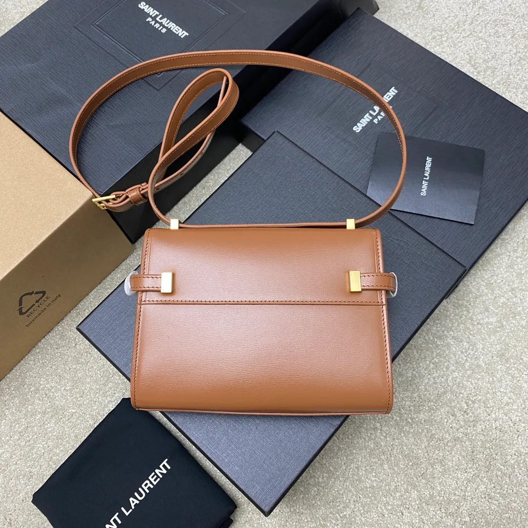 💰1520 brown toothpick pattern/gold 🌈The latest 2023 mini extended shoulder strap clamshell Manhattan stick bag, which has changed the previous classic logo; replaced by a low-key and simple design style, with a retro flavor; a combination of business + leisure; in summary, it is versatile! It can be carried by hand, shouldered or cross-body! The shoulder straps can be adjusted; one bag can be used for multiple purposes; both good looks and strength coexist; the crocodile pattern gives a more high-end feel; it is full of aura when worn on the back! 20230760 Model: 727766 [original leather] Size: 19x14x4cm