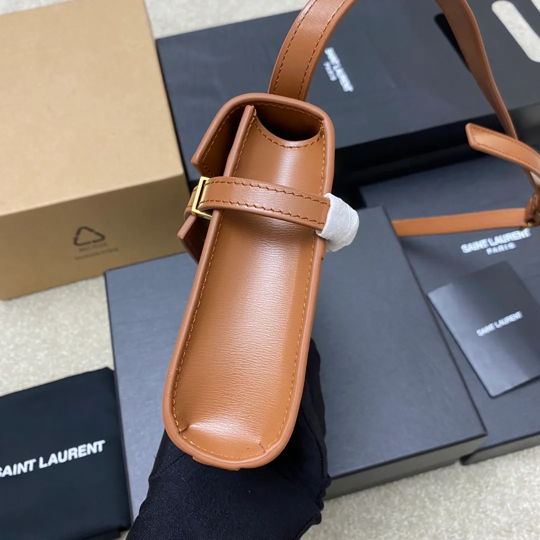💰1520 brown toothpick pattern/gold 🌈The latest 2023 mini extended shoulder strap clamshell Manhattan stick bag, which has changed the previous classic logo; replaced by a low-key and simple design style, with a retro flavor; a combination of business + leisure; in summary, it is versatile! It can be carried by hand, shouldered or cross-body! The shoulder straps can be adjusted; one bag can be used for multiple purposes; both good looks and strength coexist; the crocodile pattern gives a more high-end feel; it is full of aura when worn on the back! 20230760 Model: 727766 [original leather] Size: 19x14x4cm