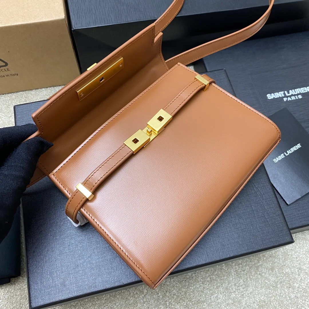 💰1520 brown toothpick pattern/gold 🌈The latest 2023 mini extended shoulder strap clamshell Manhattan stick bag, which has changed the previous classic logo; replaced by a low-key and simple design style, with a retro flavor; a combination of business + leisure; in summary, it is versatile! It can be carried by hand, shouldered or cross-body! The shoulder straps can be adjusted; one bag can be used for multiple purposes; both good looks and strength coexist; the crocodile pattern gives a more high-end feel; it is full of aura when worn on the back! 20230760 Model: 727766 [original leather] Size: 19x14x4cm