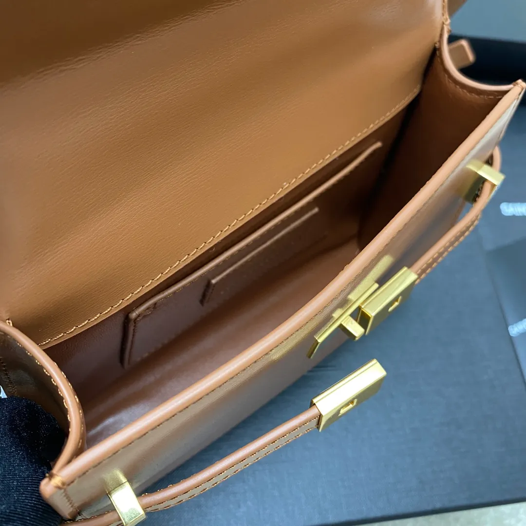 💰1520 brown toothpick pattern/gold 🌈The latest 2023 mini extended shoulder strap clamshell Manhattan stick bag, which has changed the previous classic logo; replaced by a low-key and simple design style, with a retro flavor; a combination of business + leisure; in summary, it is versatile! It can be carried by hand, shouldered or cross-body! The shoulder straps can be adjusted; one bag can be used for multiple purposes; both good looks and strength coexist; the crocodile pattern gives a more high-end feel; it is full of aura when worn on the back! 20230760 Model: 727766 [original leather] Size: 19x14x4cm