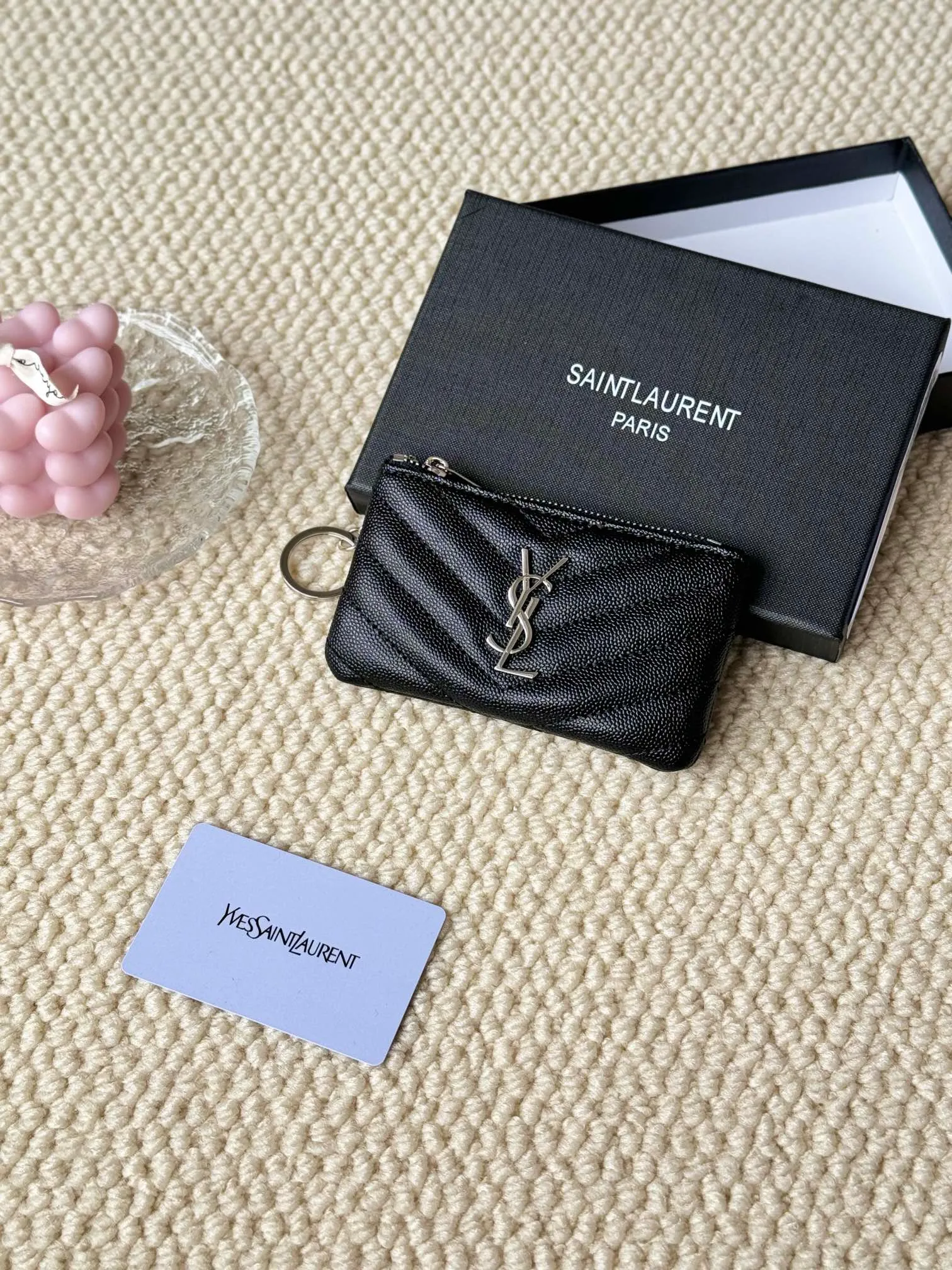 💰140 The first key bag in the ysl series, a V-shaped chain bag, matching key ring, grosgrain lining, and exquisite hardware make this small leather goods particularly good. It can be used as a key bag or coin purse, suitable for men and women. Great for giving as a gift or for personal use! Style number: 438386 Size: 13x7.5x2cm