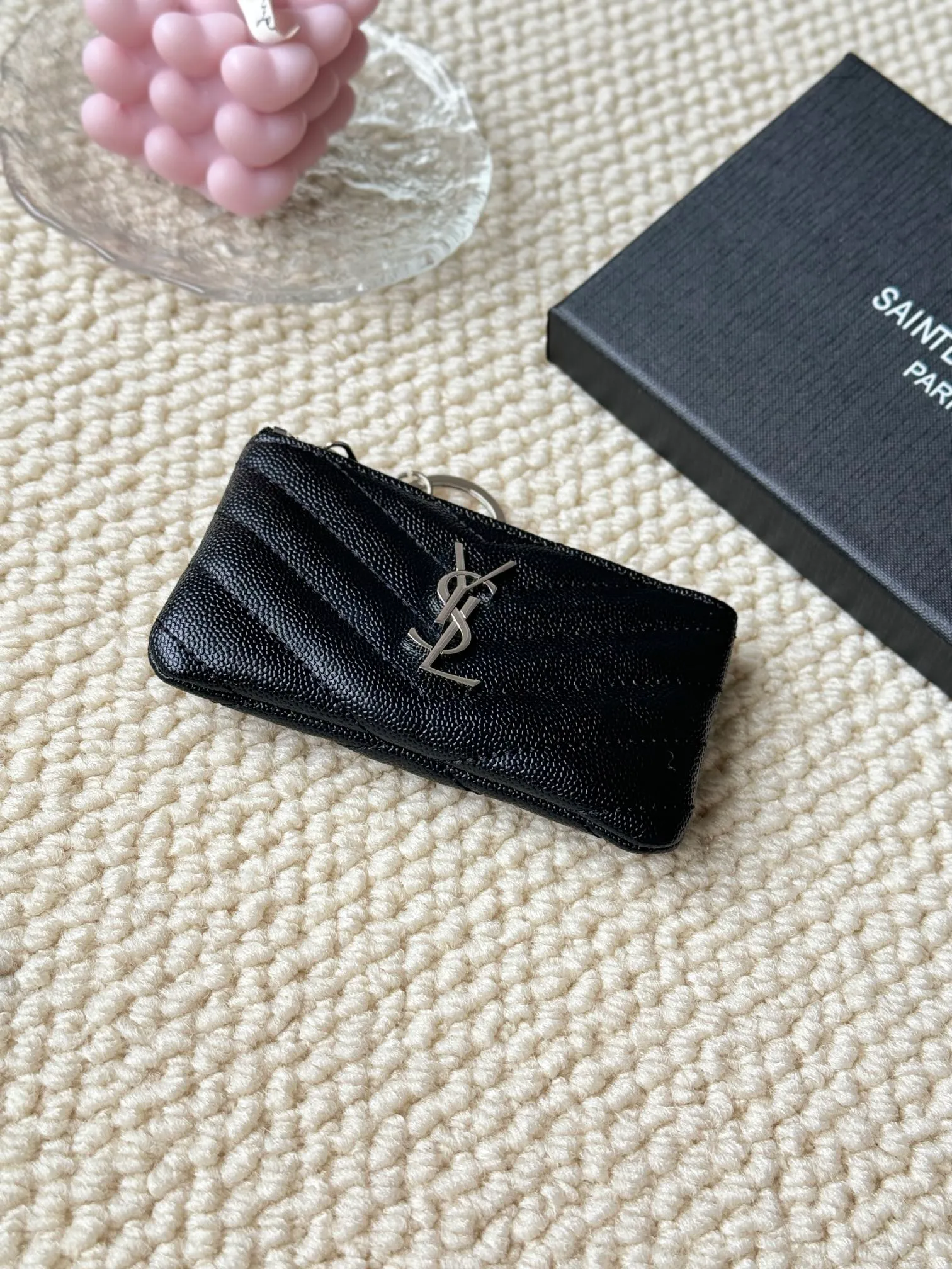 💰140 The first key bag in the ysl series, a V-shaped chain bag, matching key ring, grosgrain lining, and exquisite hardware make this small leather goods particularly good. It can be used as a key bag or coin purse, suitable for men and women. Great for giving as a gift or for personal use! Style number: 438386 Size: 13x7.5x2cm