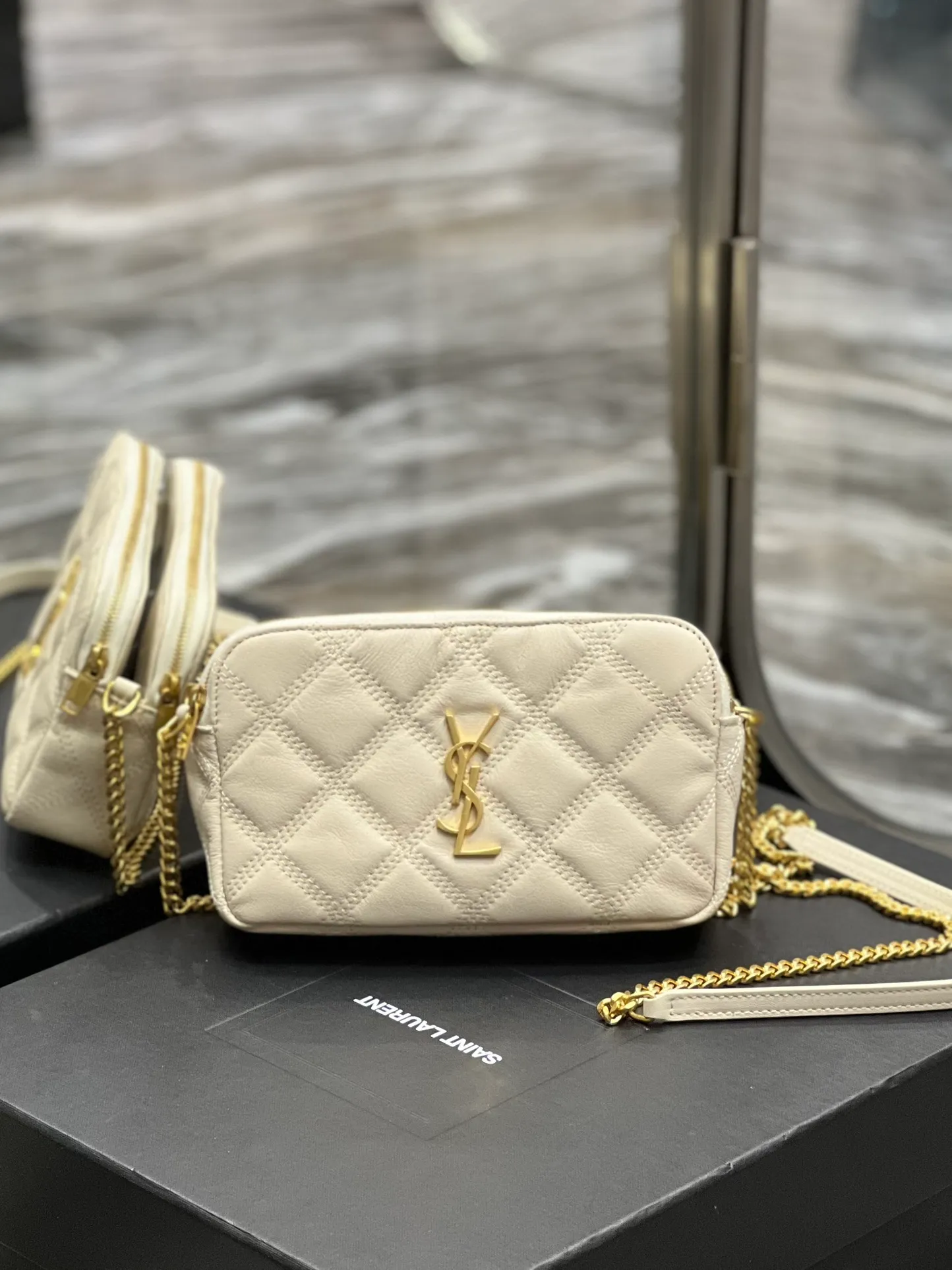 The latest BECKY diamond-shaped quilted double zipper clutch bag in the counter is made of original lambskin with a very delicate feel. It is matched with diamond-shaped quilting patterns and simple iconic logos. It is classic and versatile! The double zipper design is convenient for sorting and storing. The bag is quite light in weight and large enough to accommodate various types of mobile phones. It has 4 card slots inside, one for mobile phones and one for cards and sundries. You don’t even need to buy a card holder to use it and its performance is amazing! p1360 Size: 19x11x5cm Model: 608941
